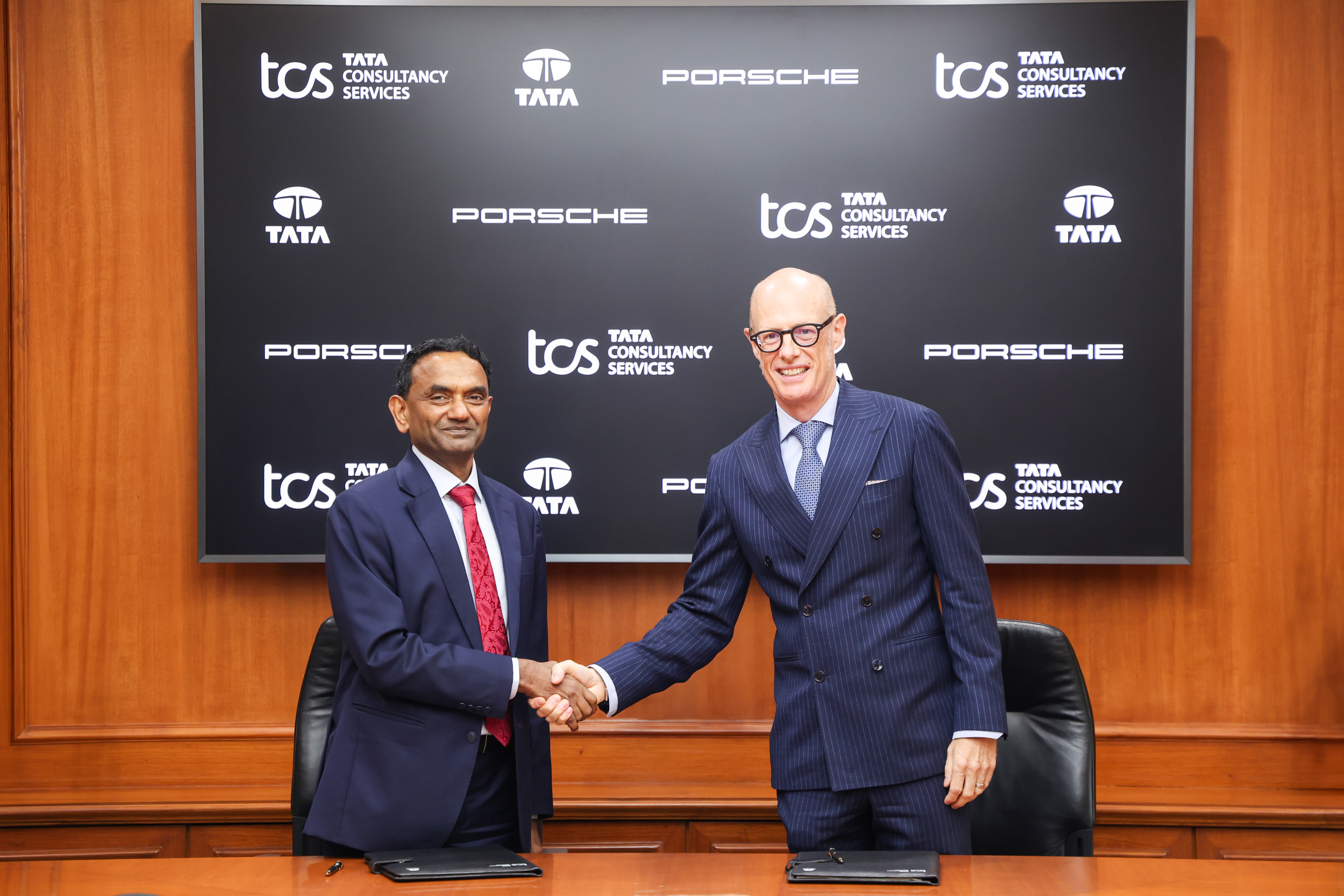 Porsche ve TCS imza töreninde K. Krithivasan ve Michael Leiters