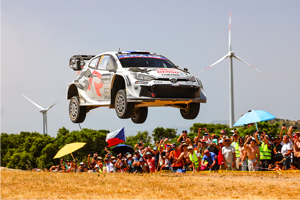 Sebastien Ogier ve Vincent Landais'nin GR Yaris Rally1 otomobili Sardinya'da seyircilerin önünde havalanırken