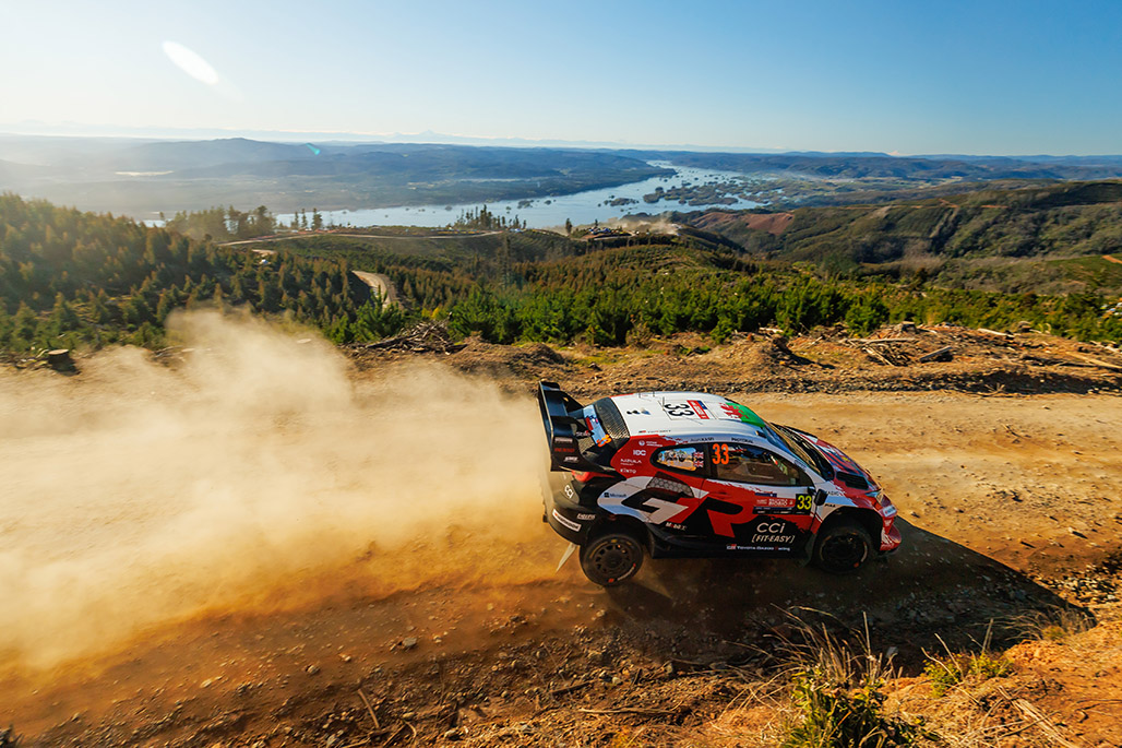 Elfyn Evans ve Scott Martin'in Toyota GR Yaris Rally1 otomobili Şili Rallisi'nin çakıl etabında