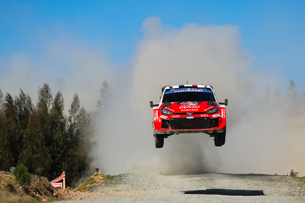 Sebastien Ogier ve Vincent Landais'in Toyota GR Yaris Rally1 otomobili Rally Chile Biobio etabinda