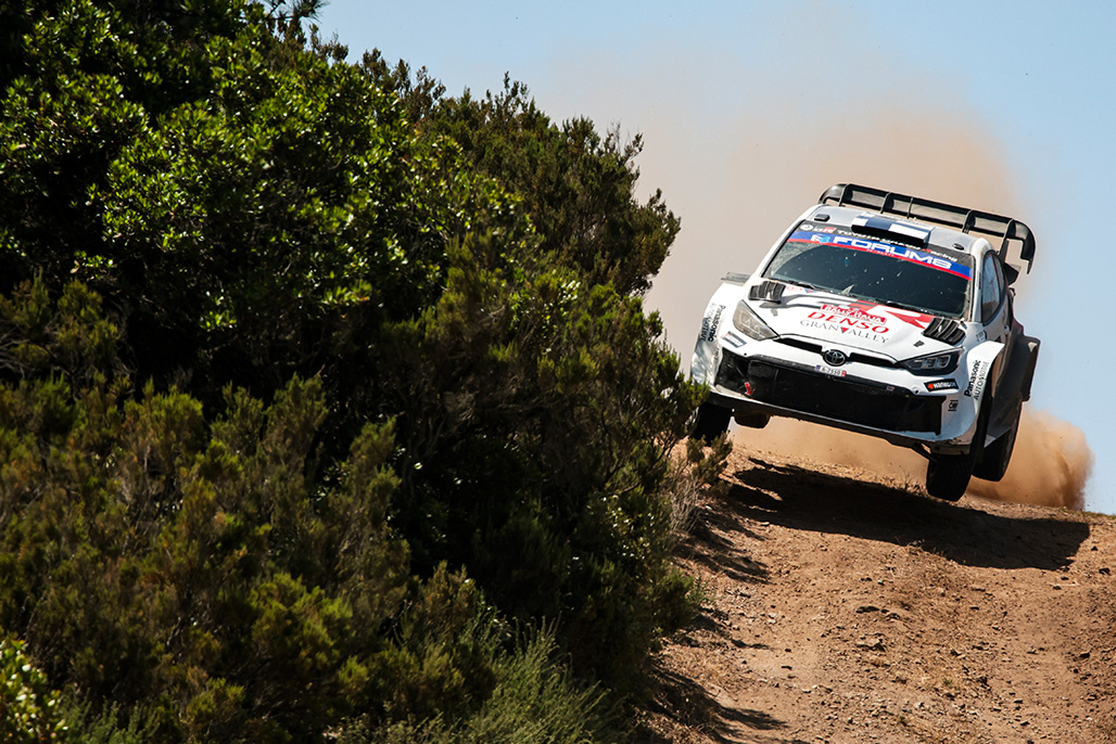 Sami Pajari ve Marko Salminen'in GR Yaris Rally1 otomobili 2025 WRC Sardegna'da çalılar arasındaki toprak yolda