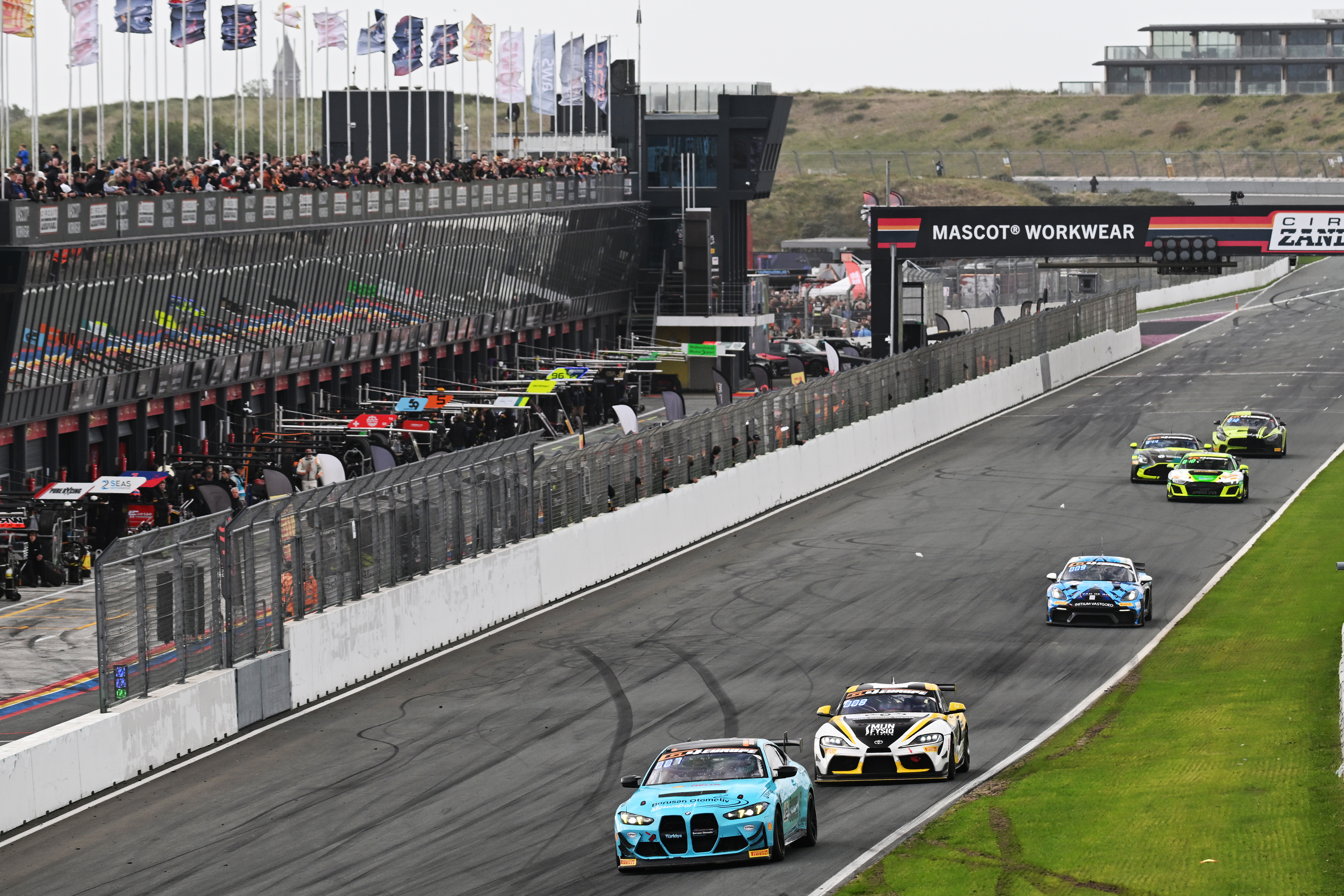 Borusan Otomotiv Motorsport'un turkuaz BMW M4 GT4 Evo modeli Zandvoort ana düzlüğünde rakiplerinin önünde
