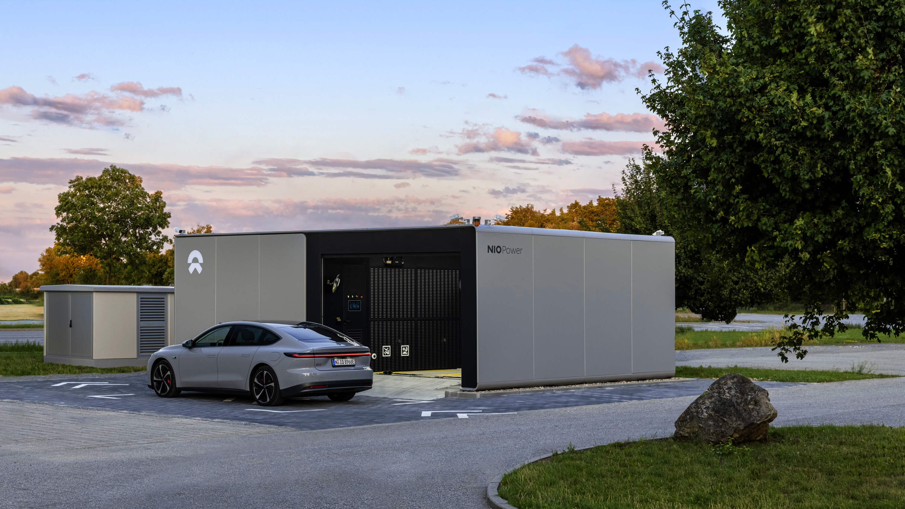 Nio Power Swap istasyonunda bekleyen elektrikli otomobil