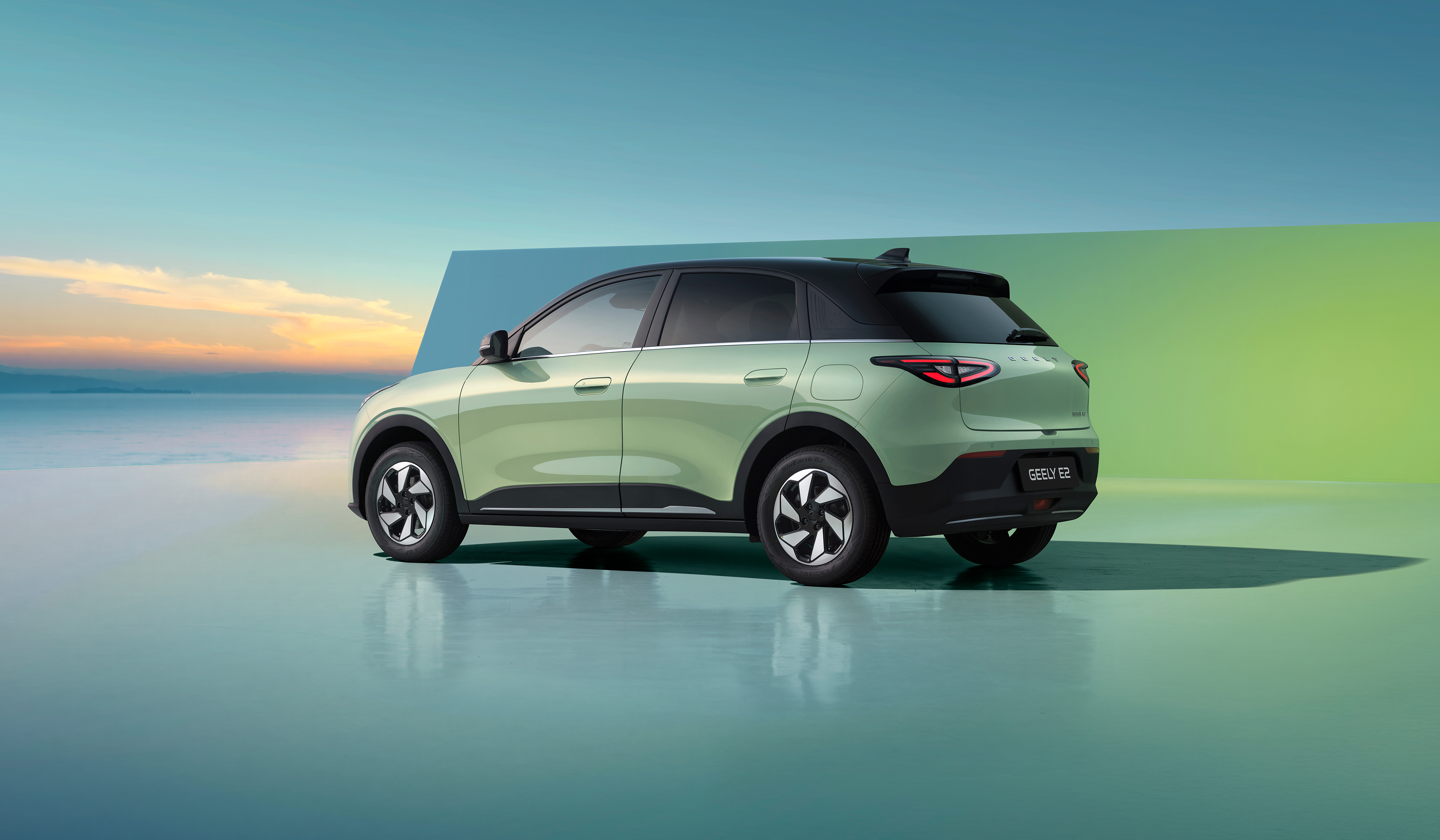 Geely E2 elektrikli hatchback modelinin yandan görünümü