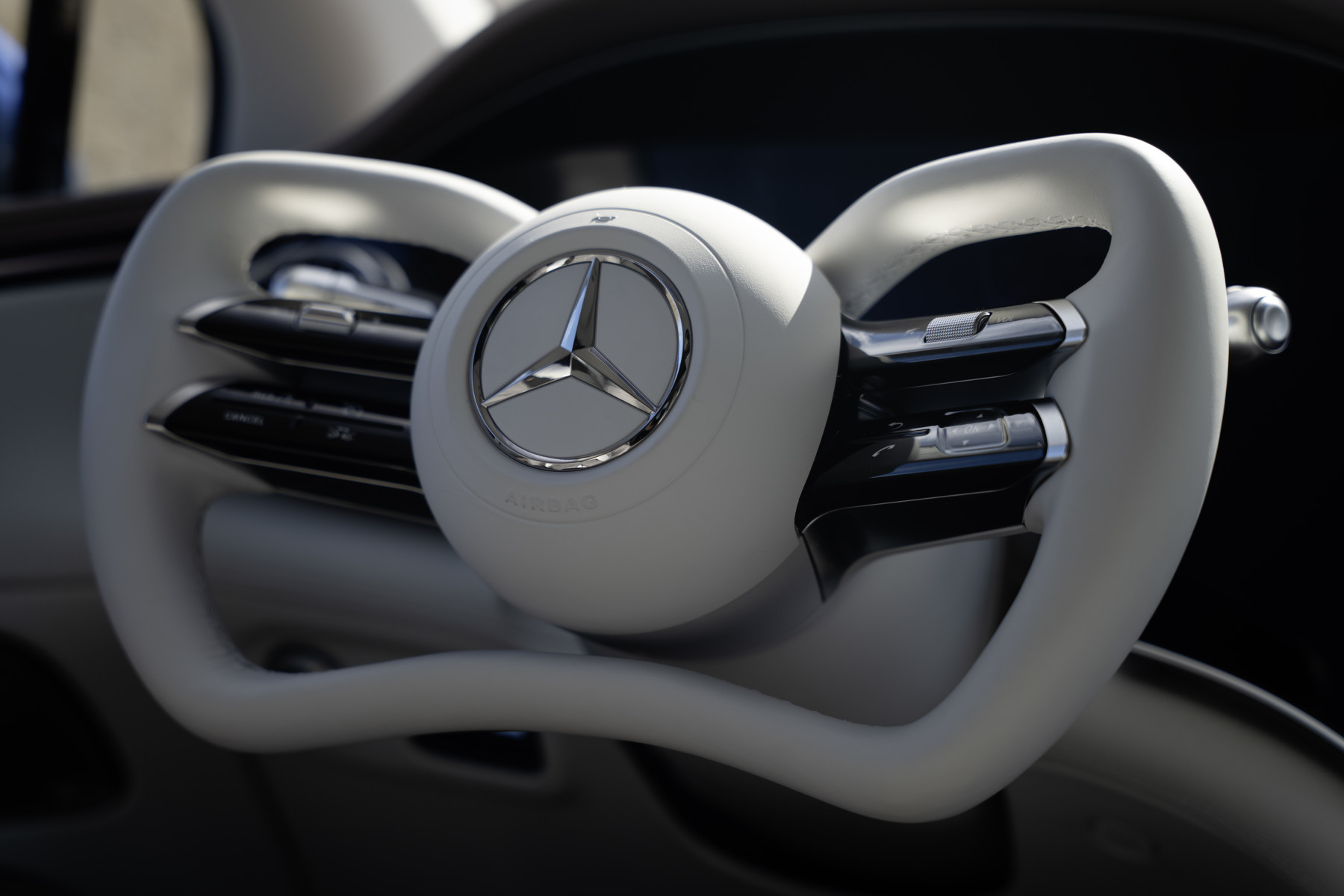 Mercedes-Benz EQS için sunulan Steer-by-wire sistemine ait düzleştirilmiş direksiyon simidi