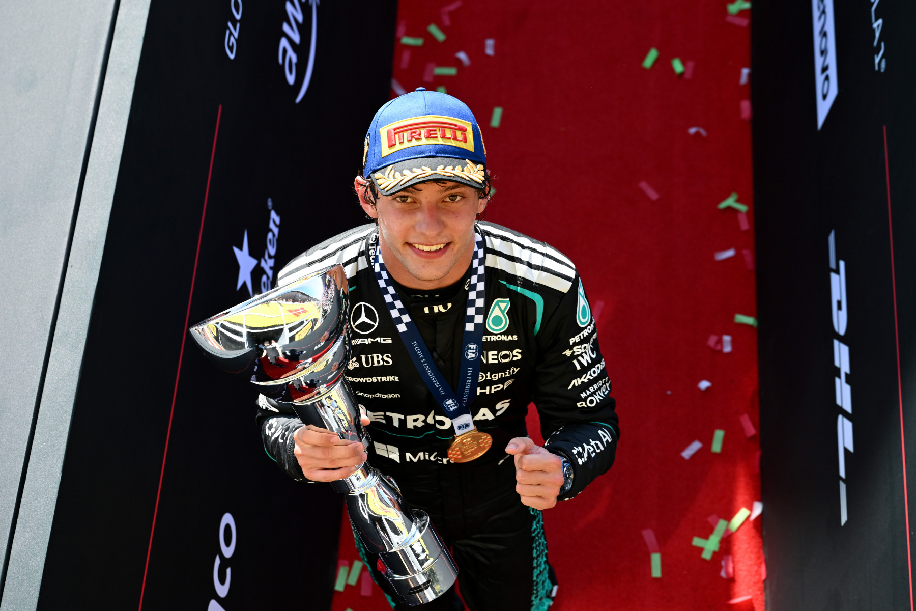 Kimi Antonelli 2026 İtalya Grand Prix podyumunda kupasıyla