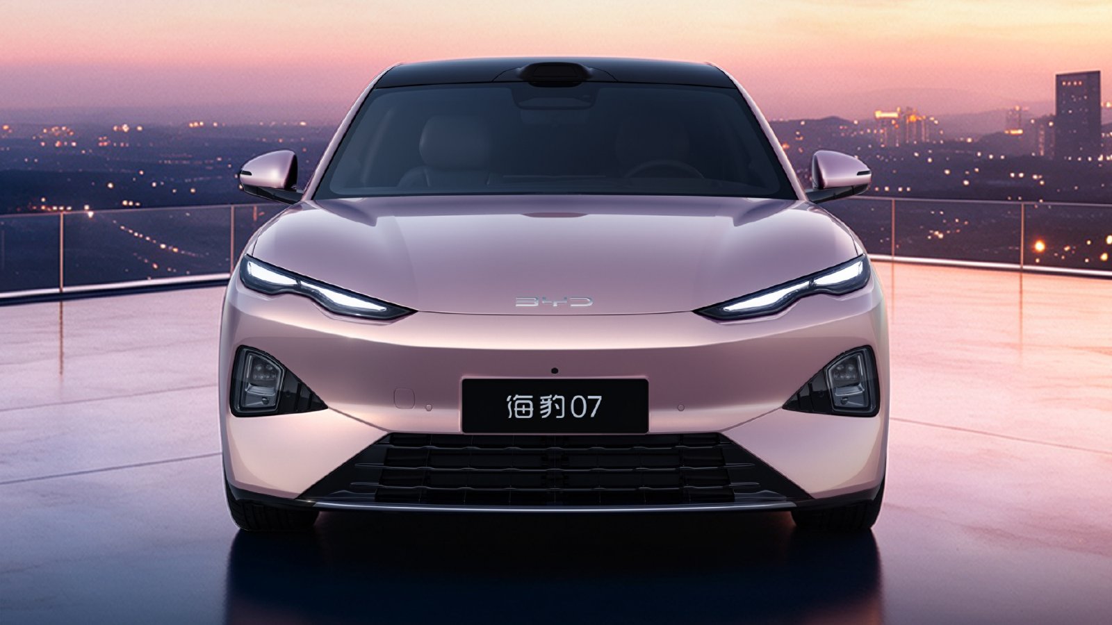 İkinci nesil BYD Seal 07 modelinin kapalı ön panelini ve ayrık farlarını gösteren cepheden resmî görsel