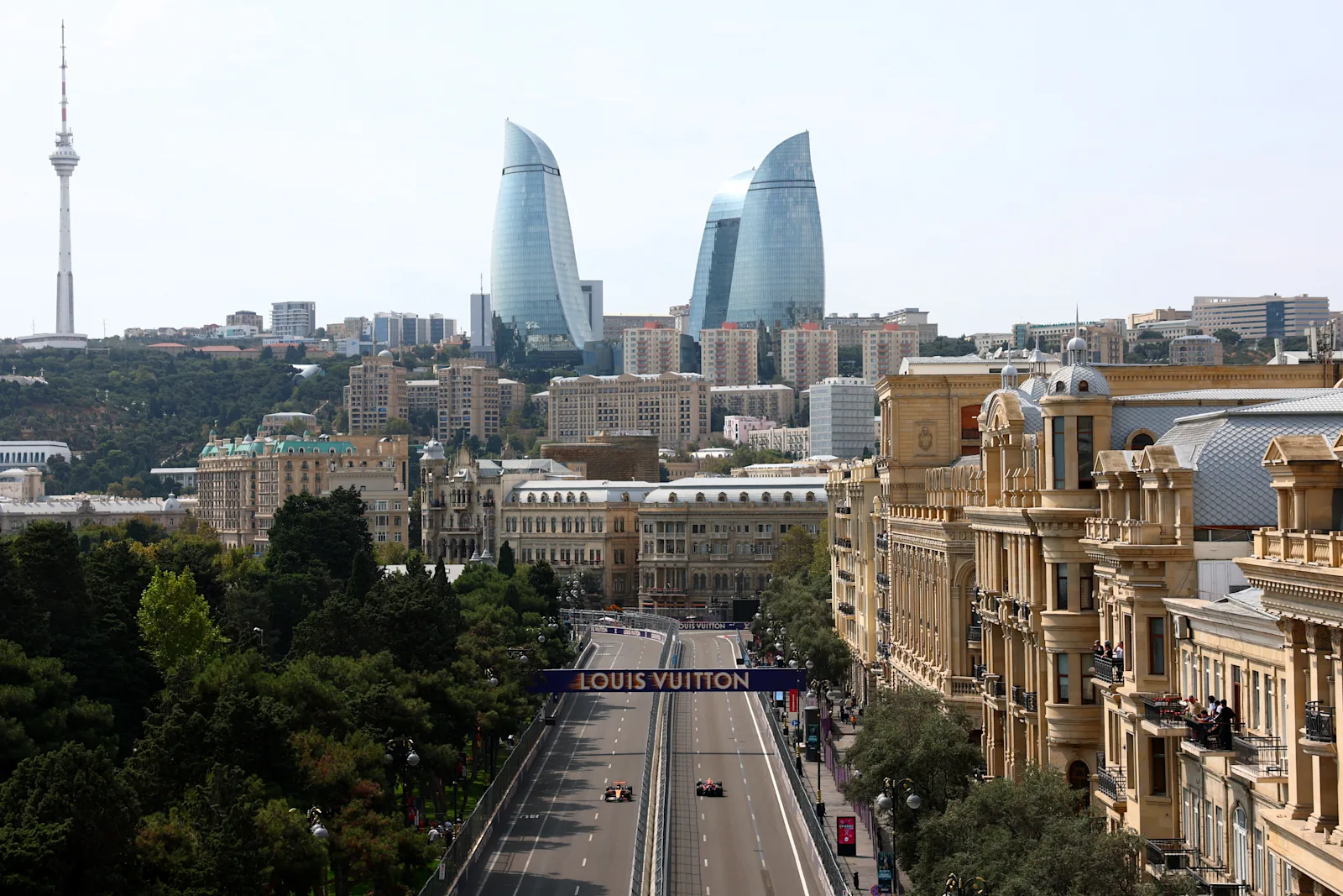 Bakü kıyı düzlüğünde tam gazla ilerleyen 2026 teknik kurallarına göre tasarlanmış Formula 1 otomobili