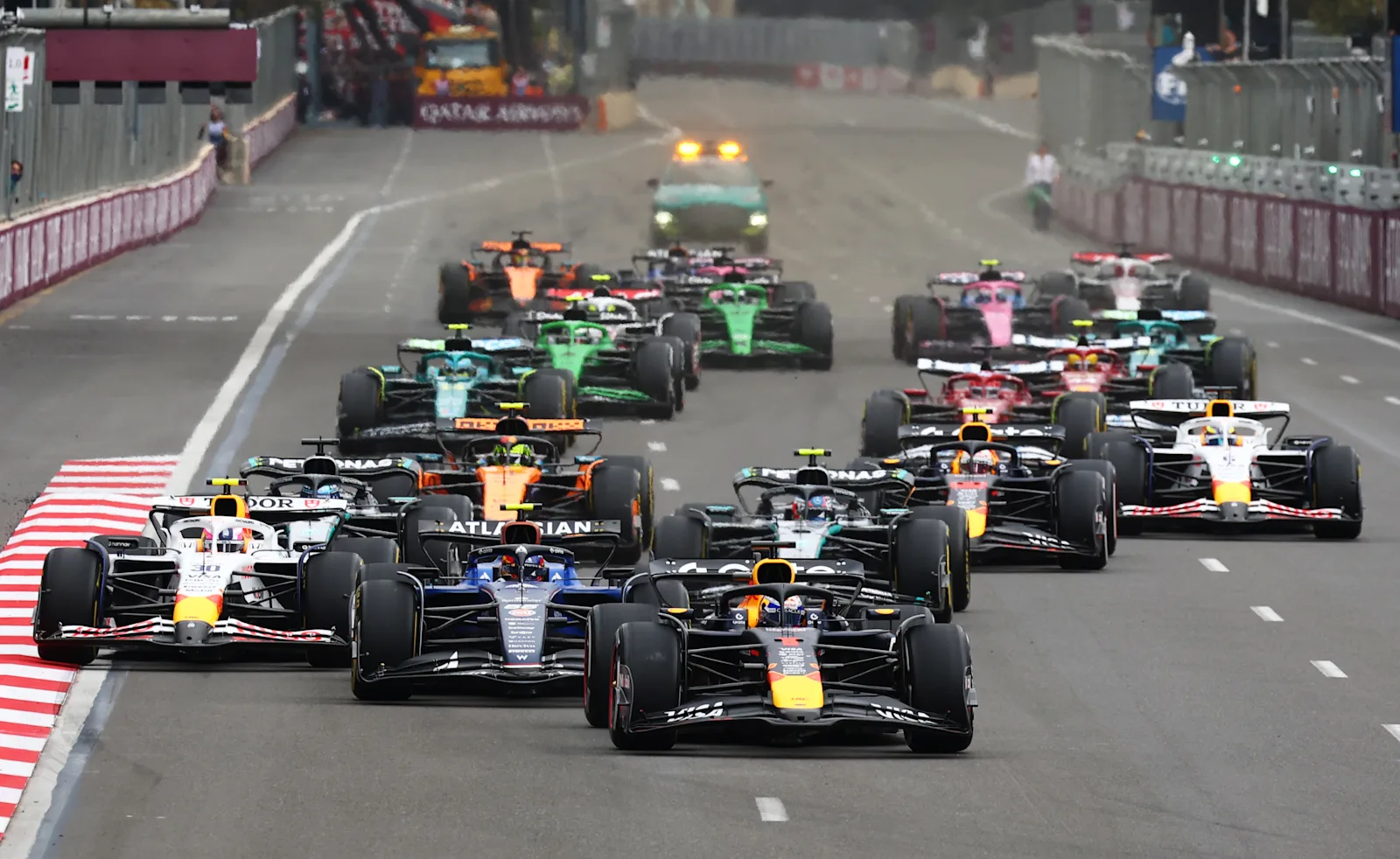 Isack Hadjar'ın yarışacağı Bakü Şehir Pisti'nde Red Bull otomobiliyle tur atan Max Verstappen