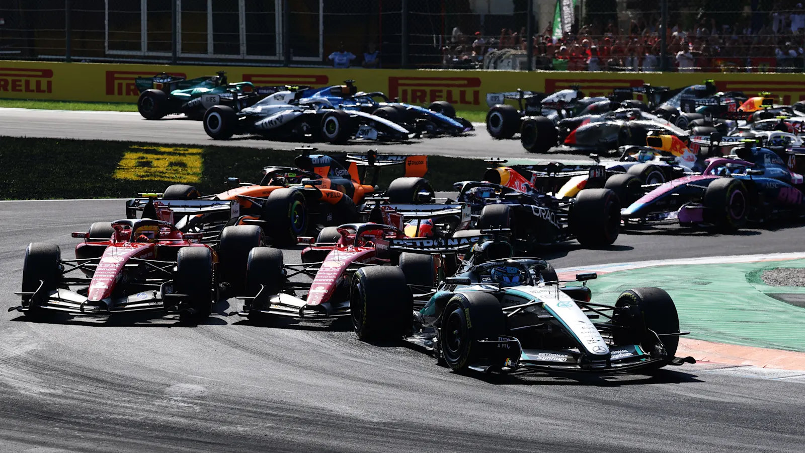 Formula 1 yarış başlangıcında yan yana ilerleyen tek koltuklular