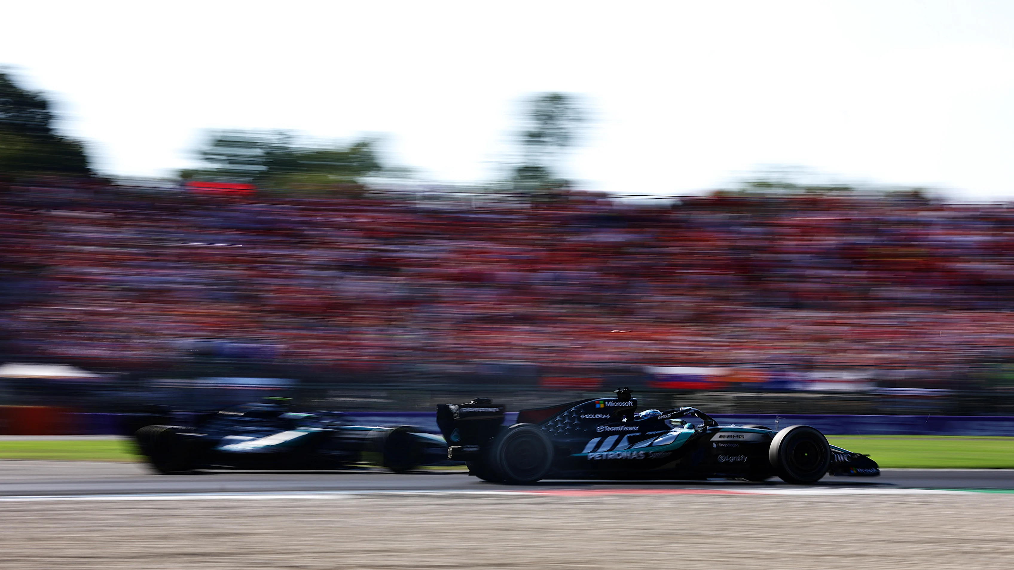 Monza'da Mercedes pilotları George Russell ve Kimi Antonelli liderlik için yan yana mücadele ediyor