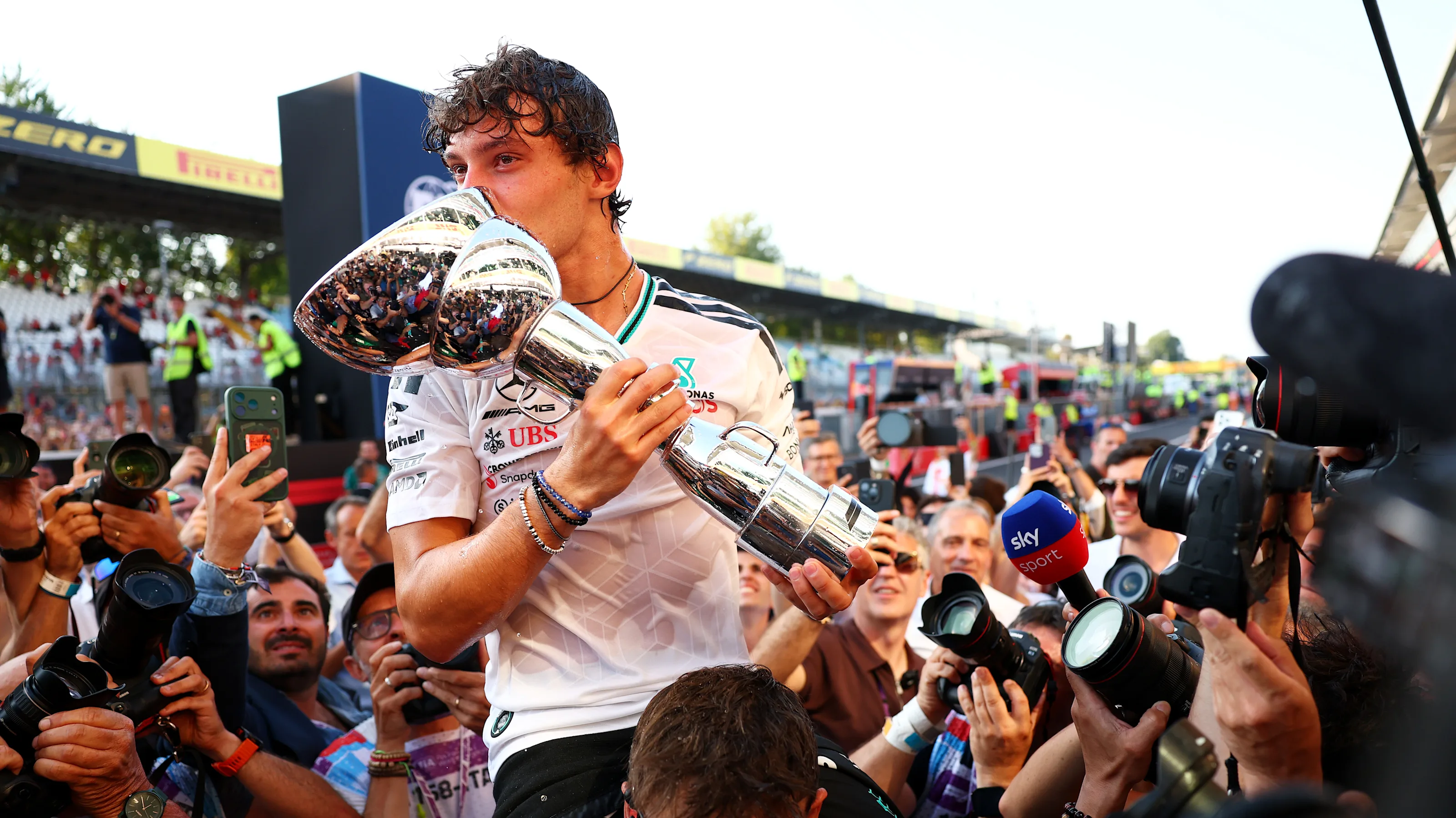 Monza'da İtalya Grand Prix'sini kazanan Kimi Antonelli'nin Mercedes ekibiyle kutlaması