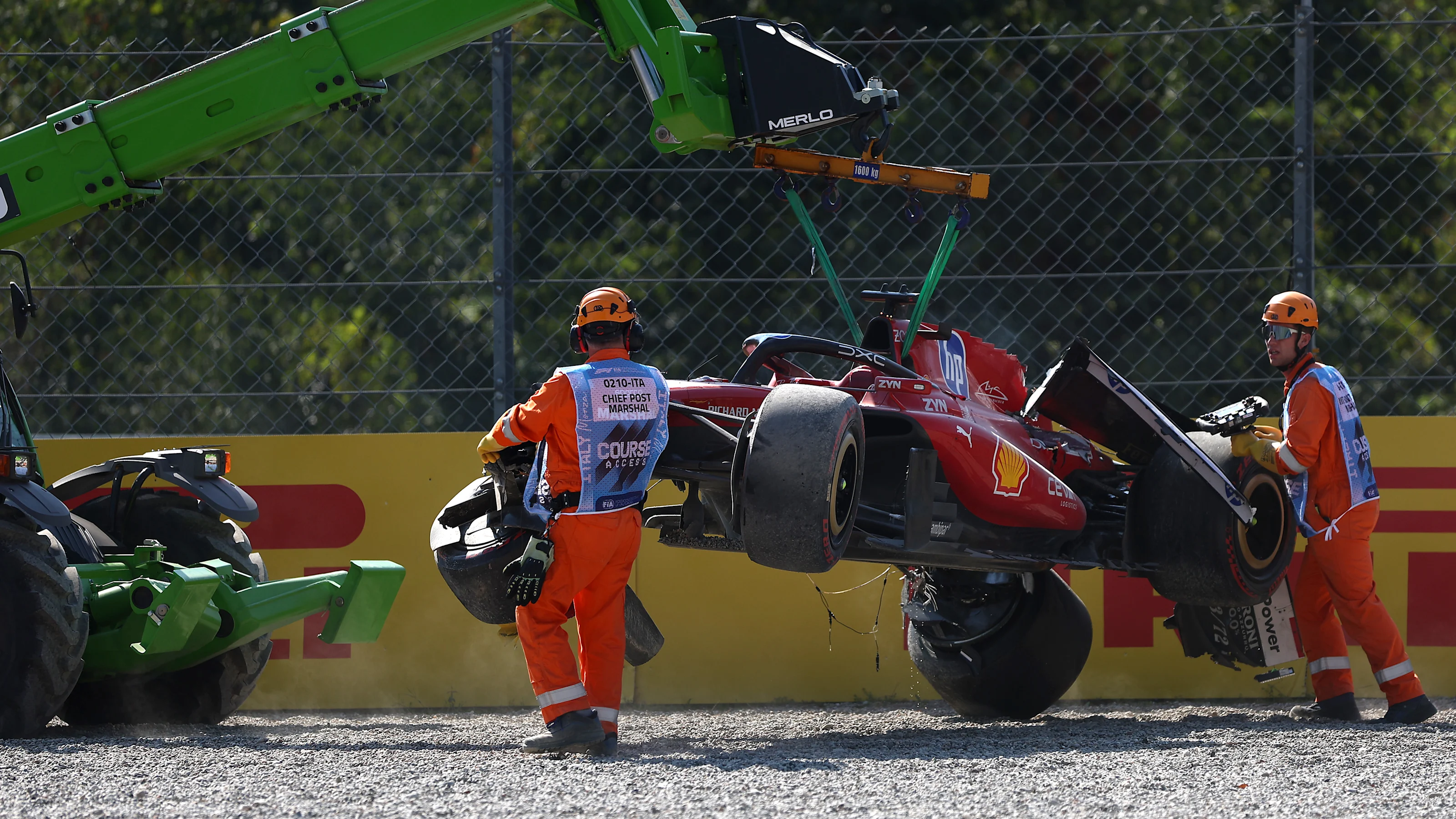 Leclerc Monza kazasının ardından hasar gören Ferrari'nin çakıl havuzundan çıkarılması