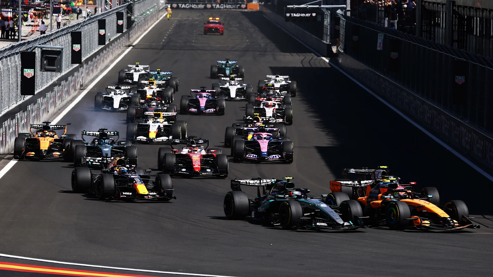 2027 F1 Kurallari tartışılırken 2026 İspanya Grand Prix'sinde start çıkışındaki otomobil grubu