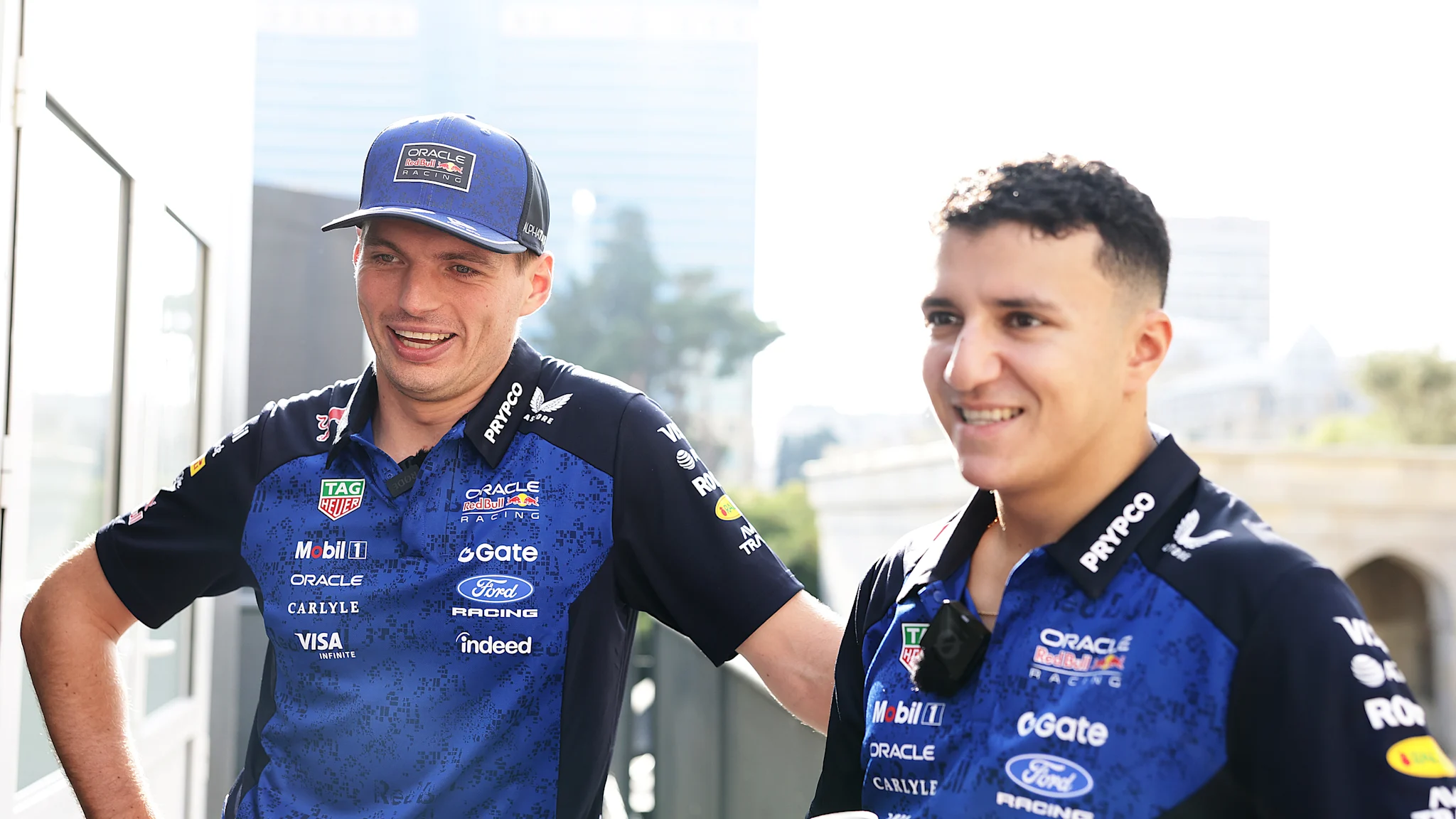 Max Verstappen ve Isack Hadjar Bakü'de Red Bull kıyafetleriyle yan yana
