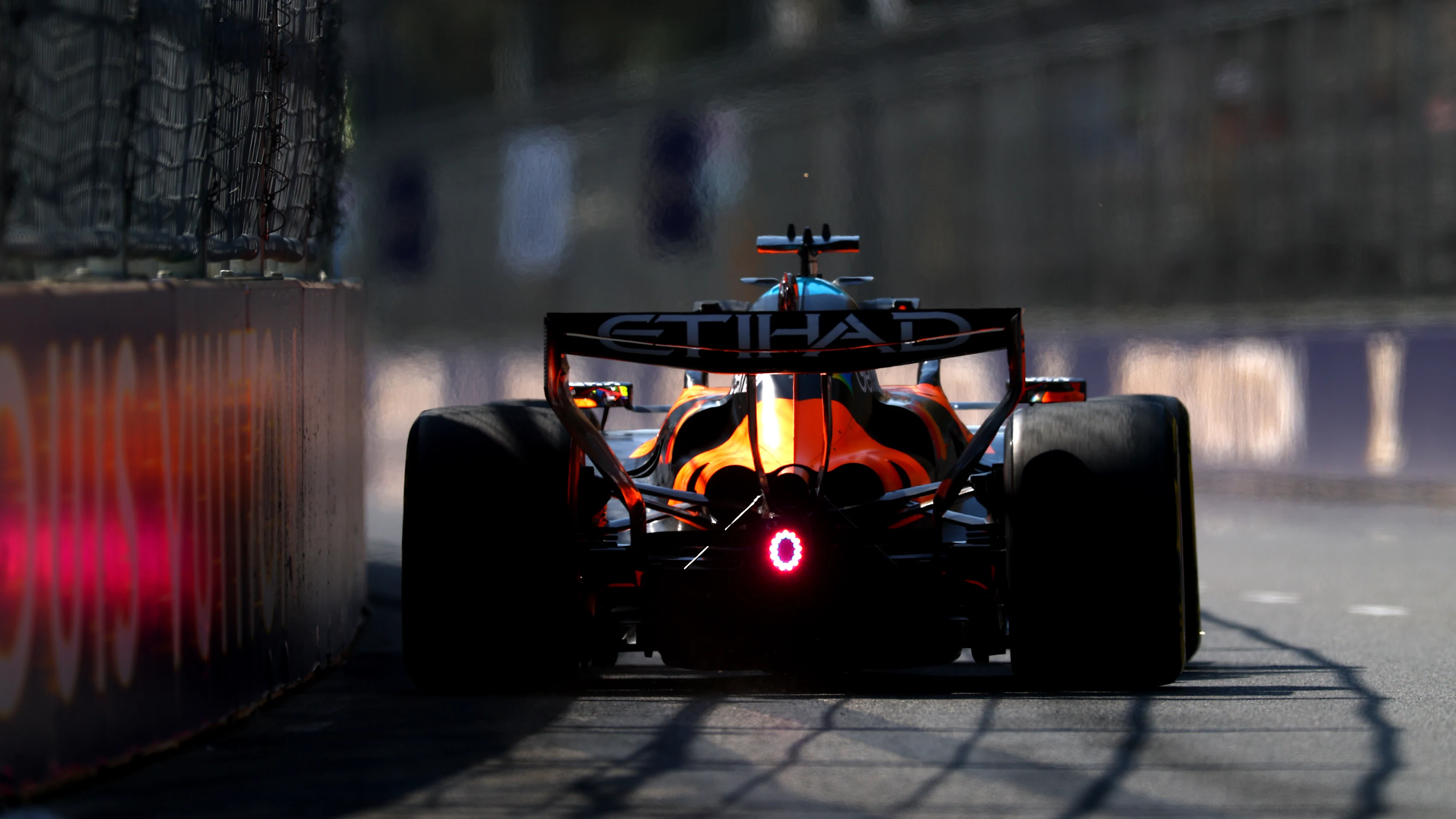 McLaren'ın papaya rengi tek koltuklusu Bakü'de duvarların arasında antrenman turunda
