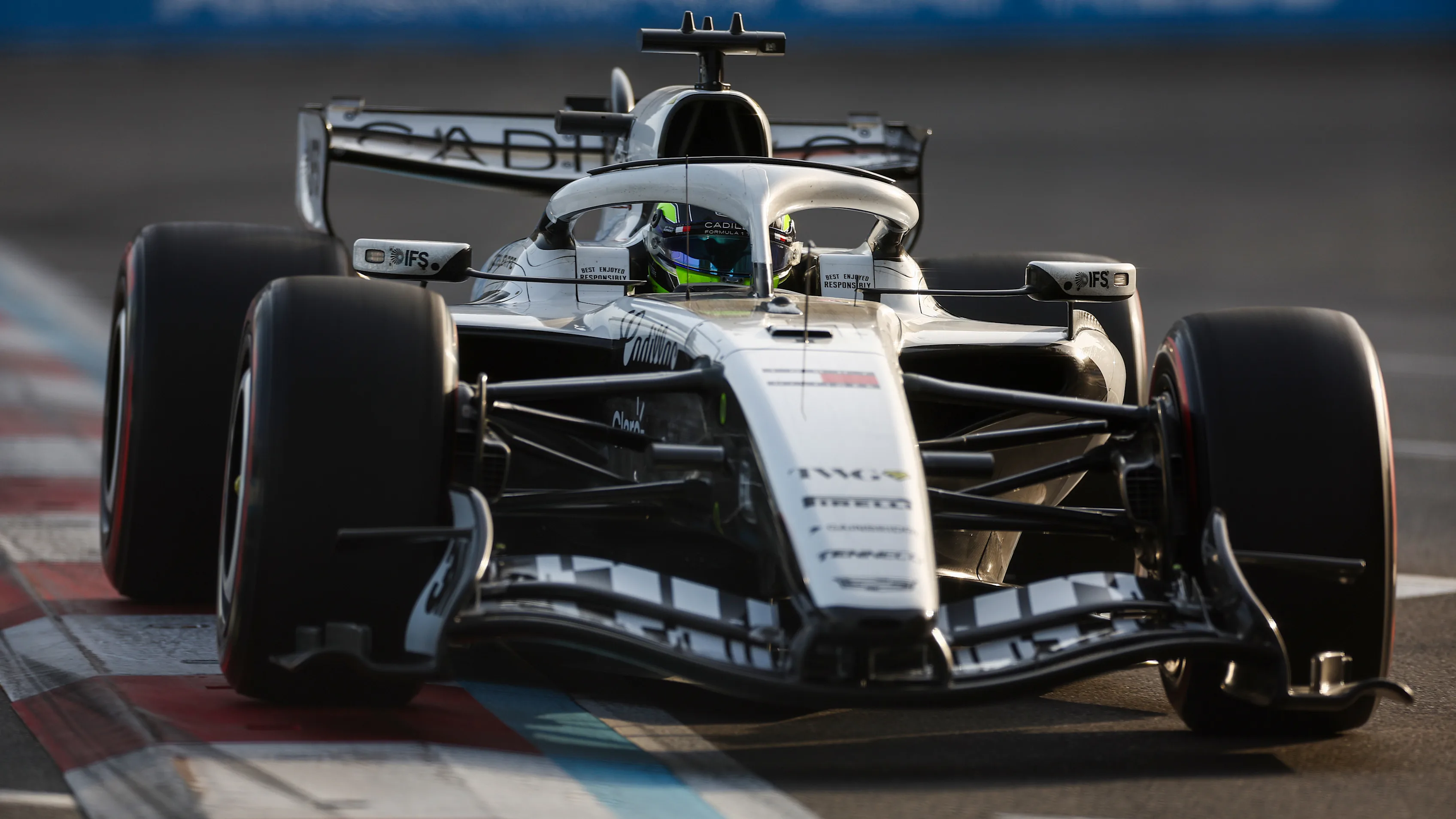 Cadillac F1 takımının MAC-26 modeliyle Bakü sokak parkurunda ilerleyen Sergio Perez