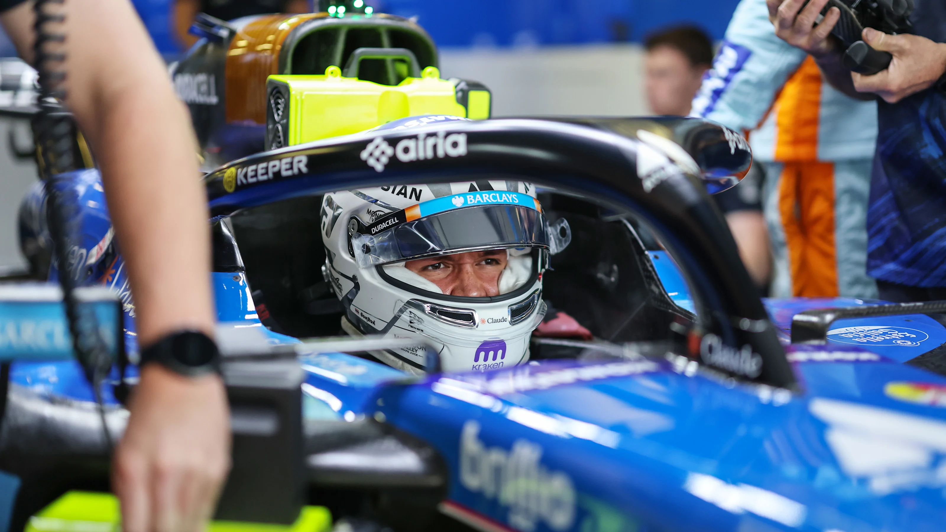 Williams garajında sıralama turlarına hazırlanan Alexander Albon