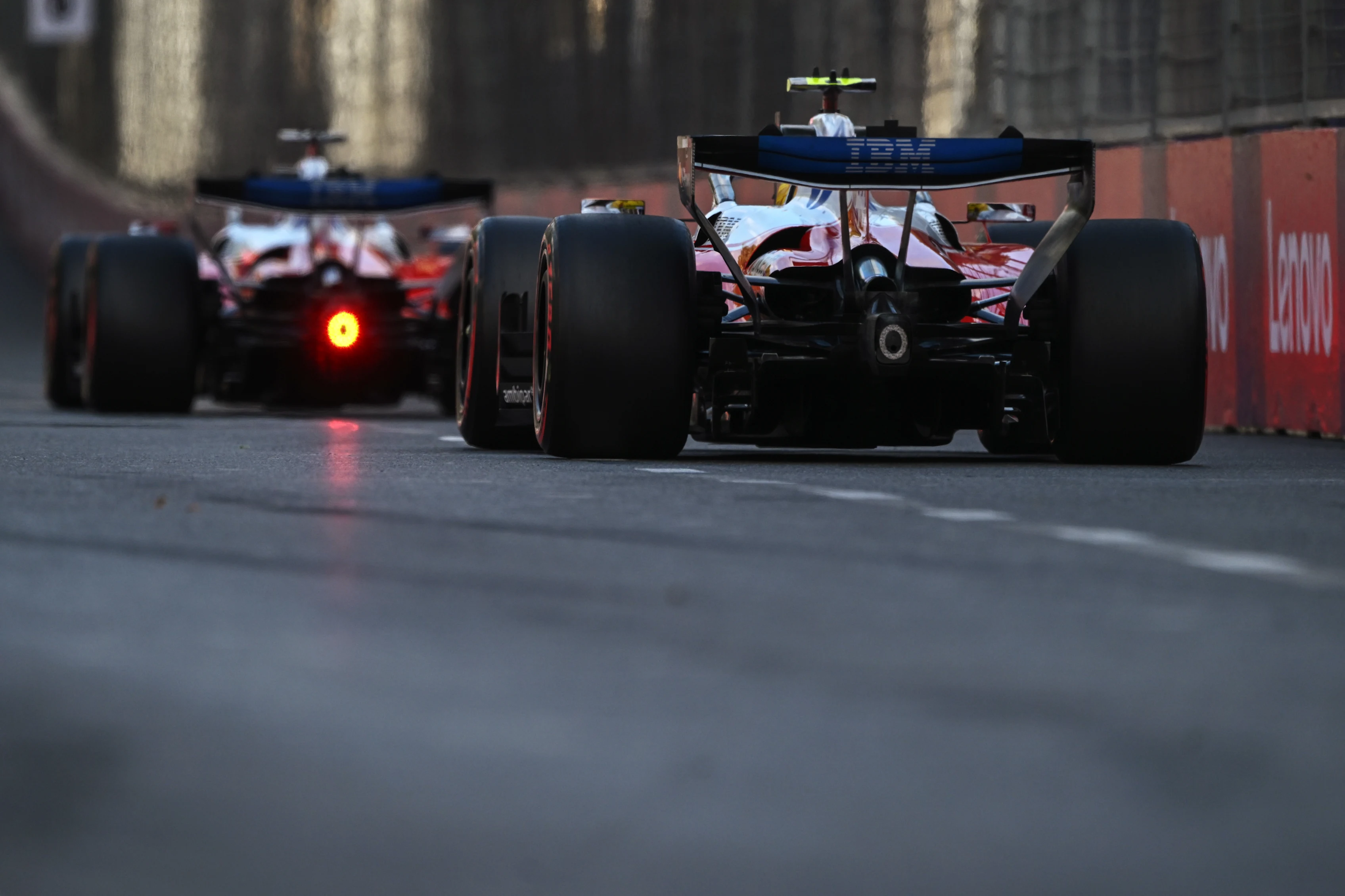 Lewis Hamilton'ın Ferrari'si Bakü sokak pistinde sıralama turu atarken