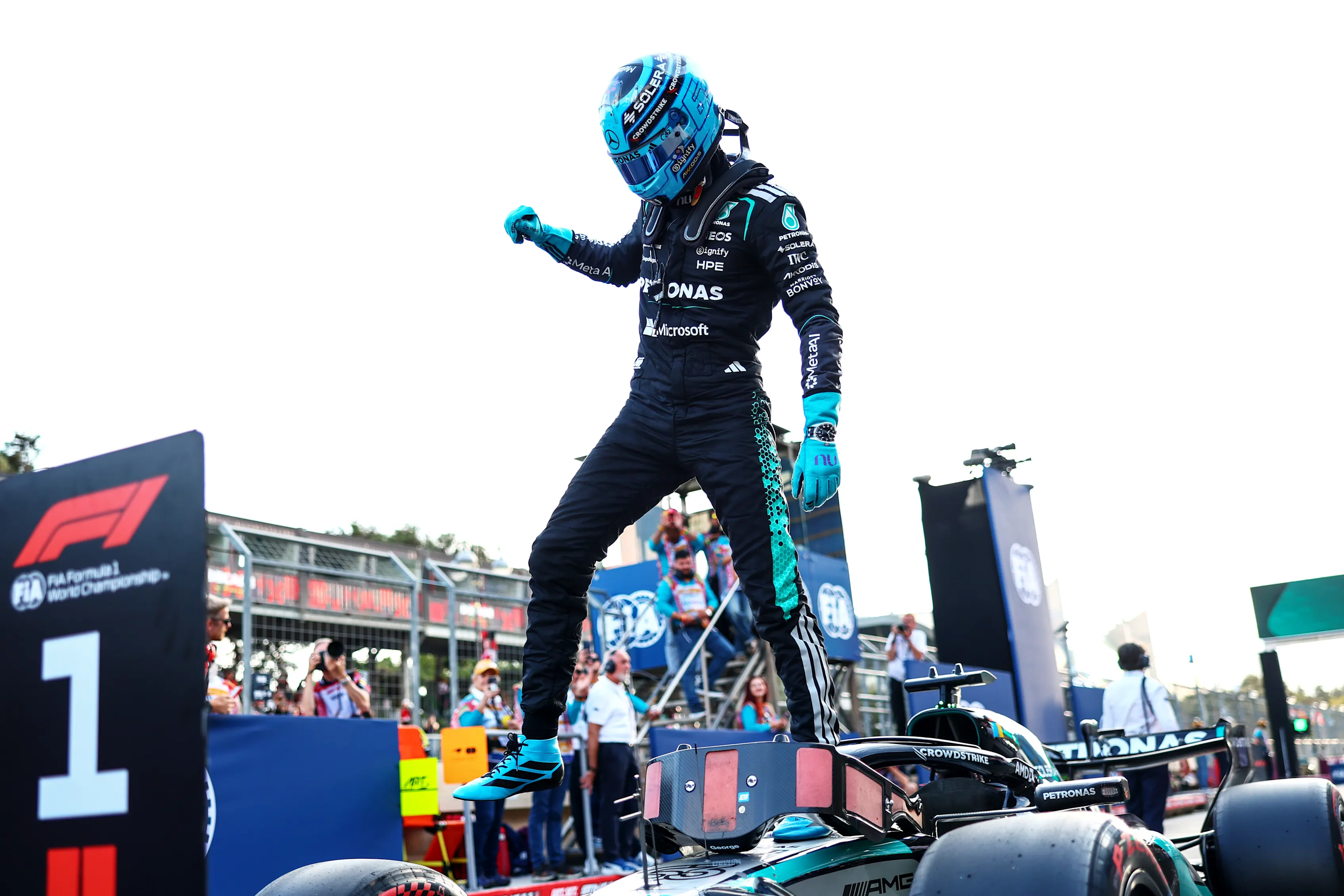 Pole pozisyonunu alan George Russell Mercedes'inin üzerinde kutlama yaparken