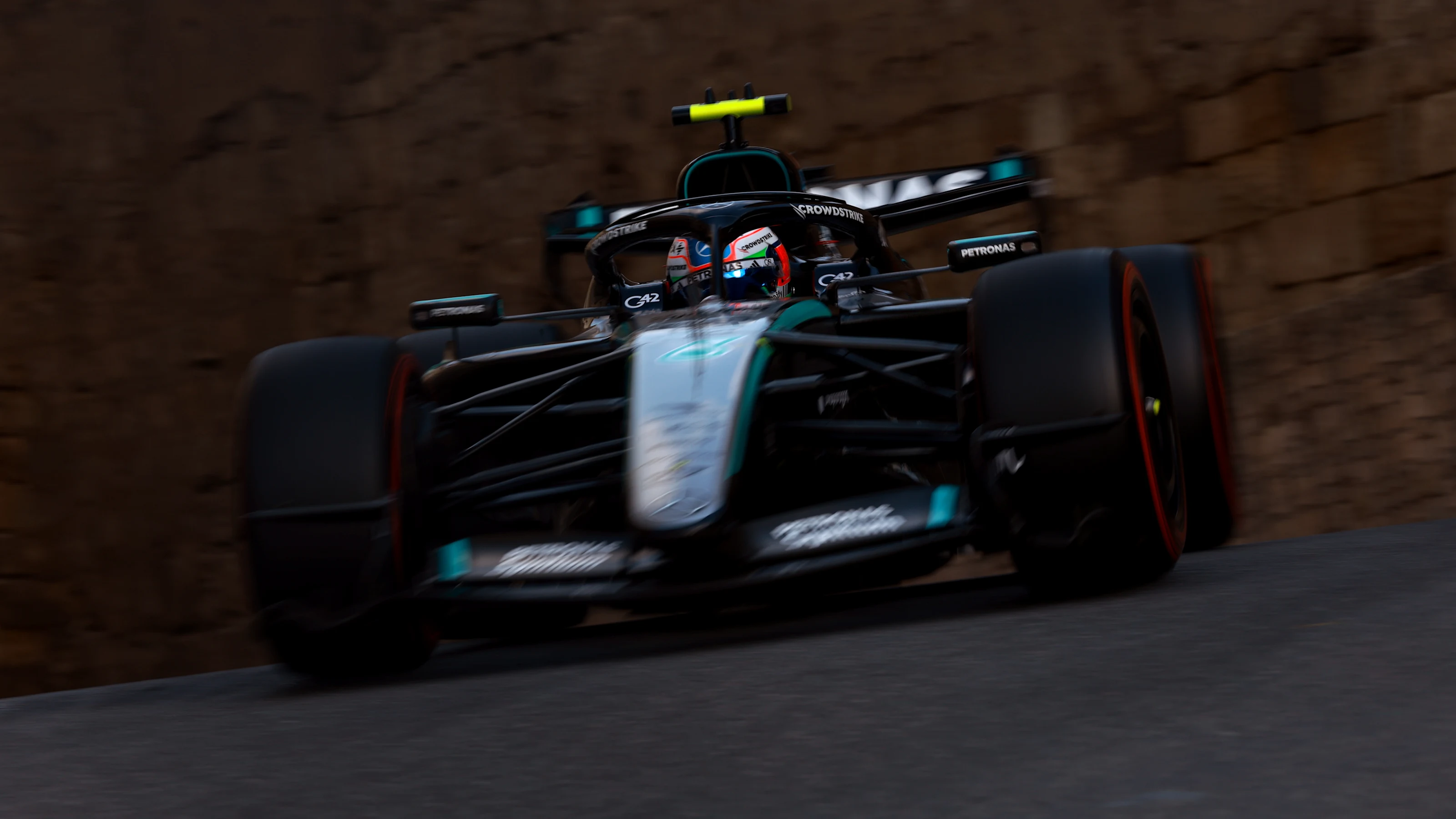 Andrea Kimi Antonelli'nin Mercedes W17'si Bakü sokak pistinde sıralama turlarında