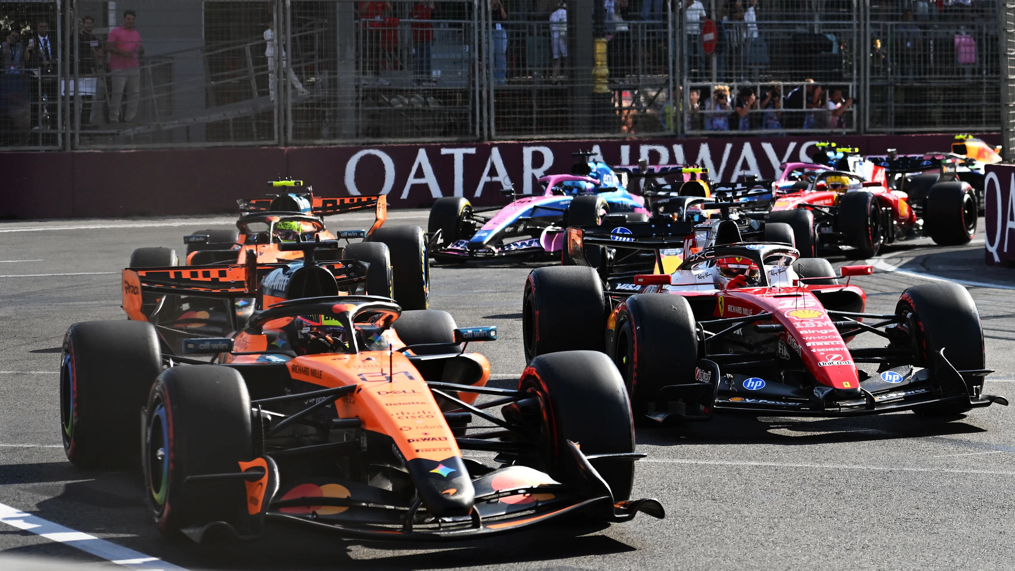 Oscar Piastri'nin McLaren MCL40 modeli Bakü'de yarışın açılış turlarında grubun önünde