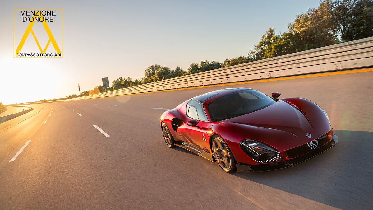 Alfa Romeo Konsept ile aynı standda yer alacak kırmızı 33 Stradale'nin yolda önden üç çeyrek görünümü