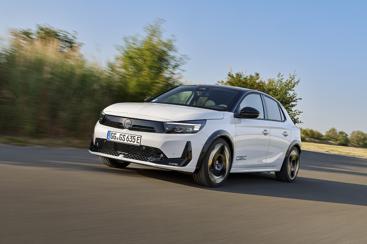 Opel Corsa GSE'nin yolda önden üç çeyrek görünümü