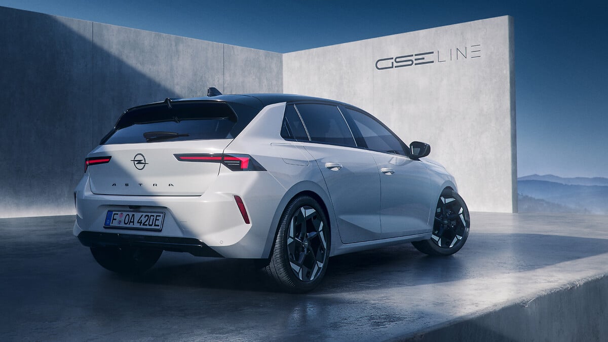 Opel Astra GSE Line'ın arkadan üç çeyrek görünümü ve kararmış jantları
