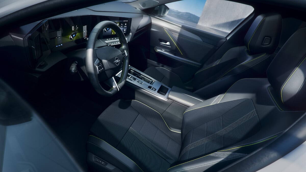 Opel Astra GSE Line iç mekanında direksiyon, ekranlar ve spor koltuklar