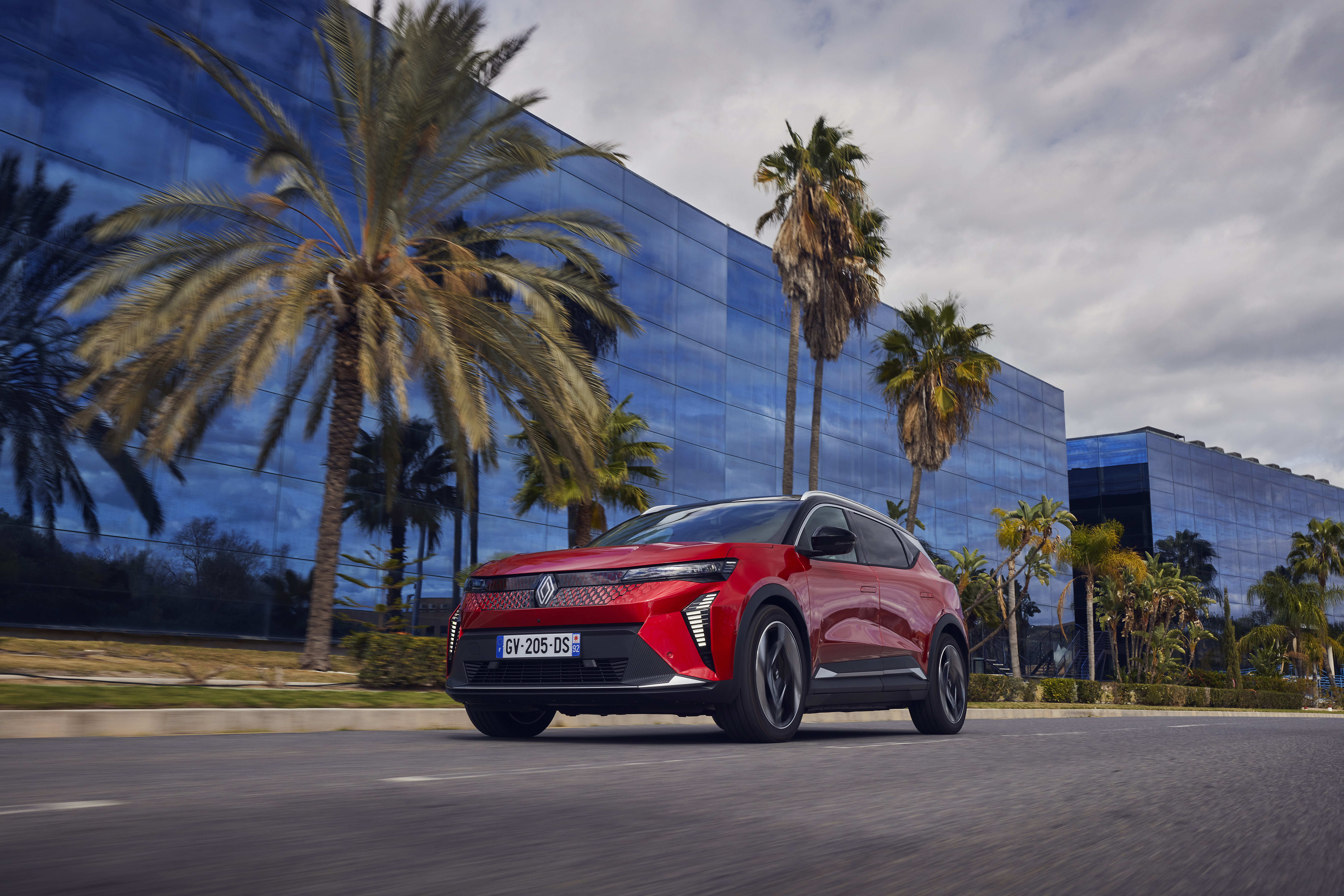 Renault Paris 2026 öncesinde markanın kırmızı gövdeli modelinin yolda arkadan görünümü