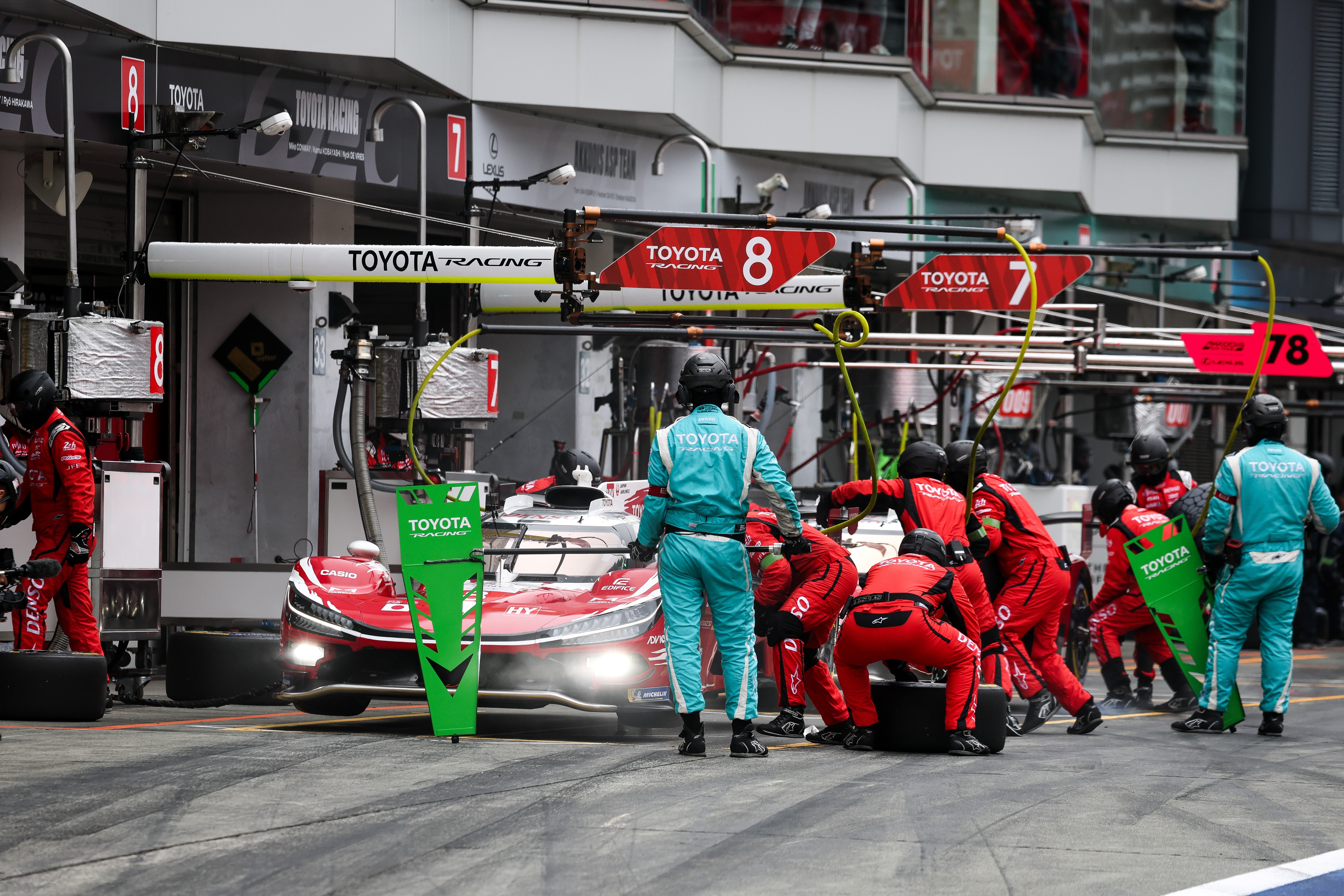 Fuji 6 Saat Toyota hafta sonundan Fuji Speedway pistinde çekilmiş yarış karesi