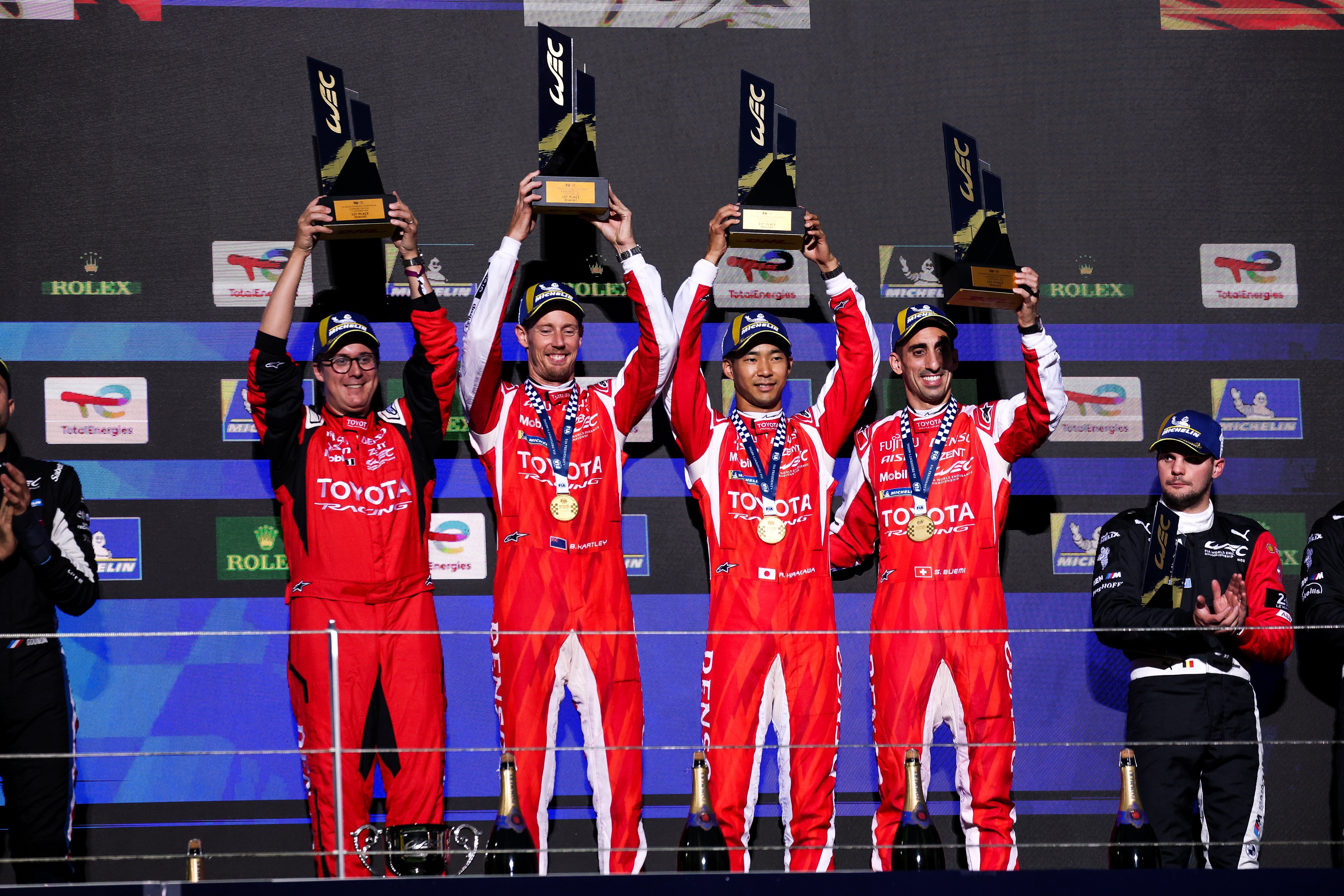 Fuji 6 Saat Toyota zaferinin ardından Brendon Hartley, Sebastien Buemi ve Ryo Hirakawa podyumda