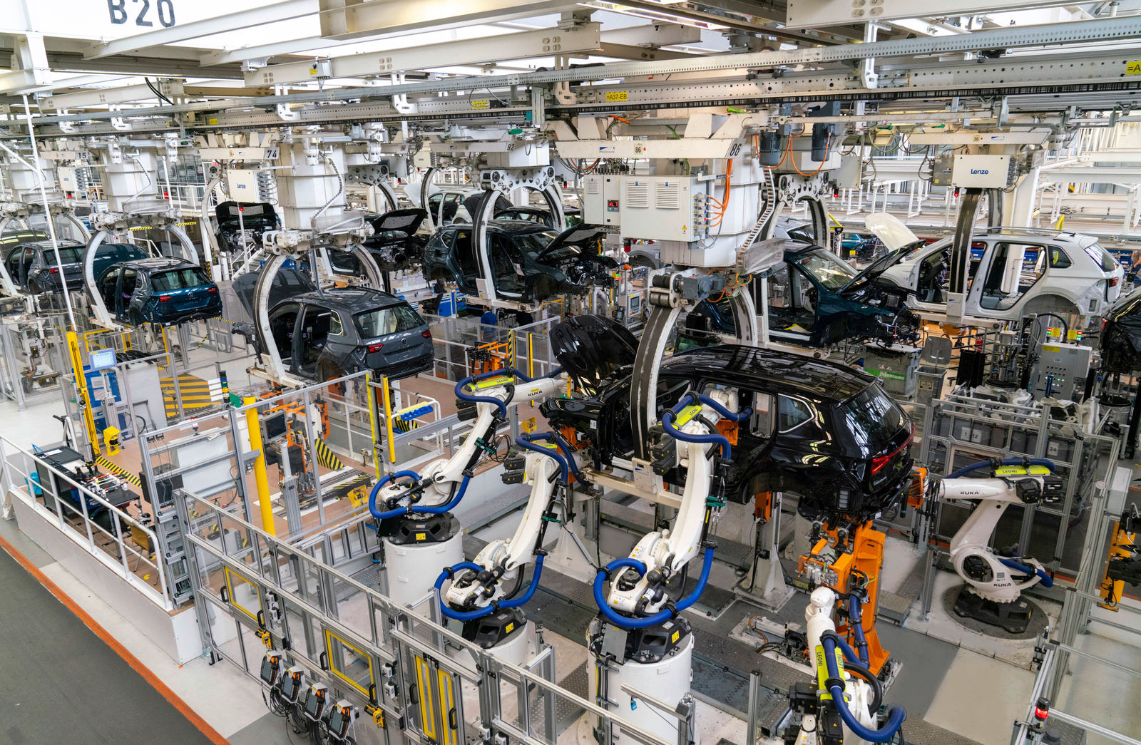 Wolfsburg tesisinde montaj bandındaki Volkswagen modelleri