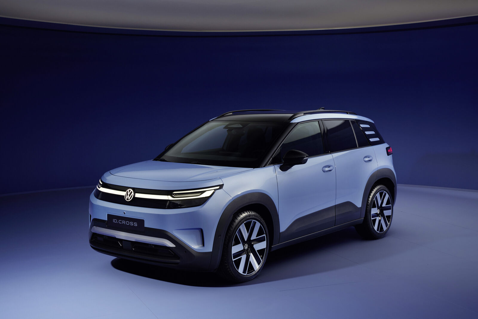 Açık mavi kompakt elektrikli SUV'nin önden üç çeyrek stüdyo çekimi