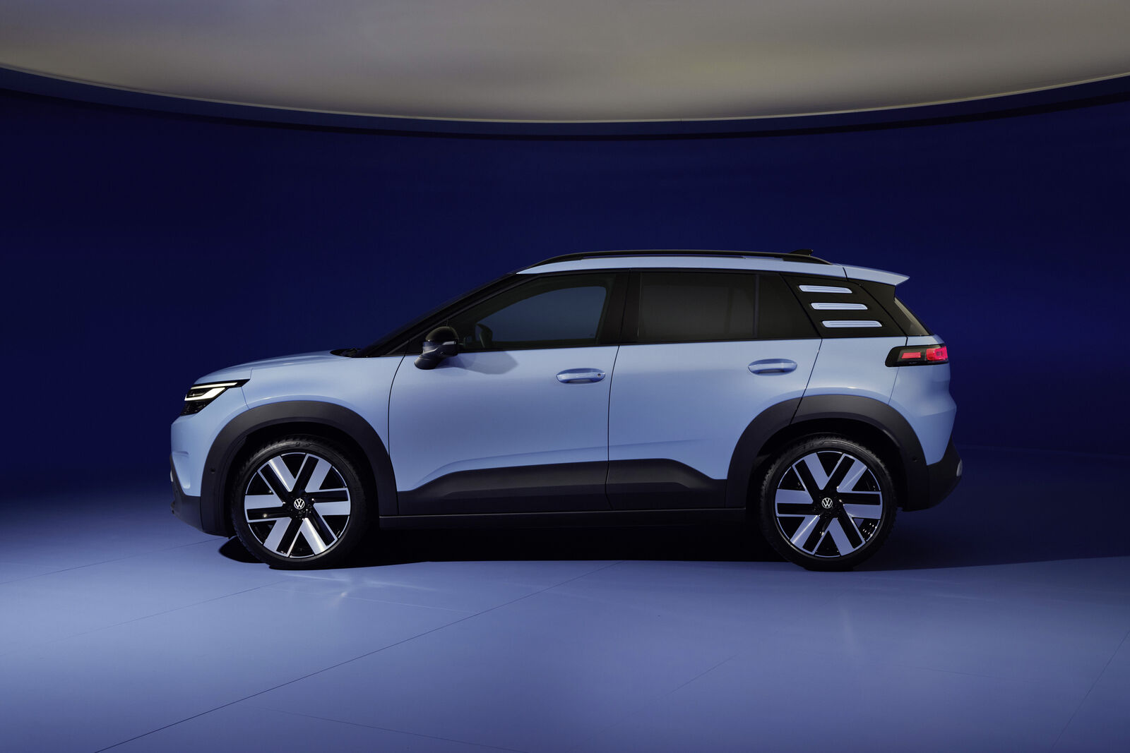 Açık mavi Volkswagen ID. Cross'un lacivert fonda yandan görünümü
