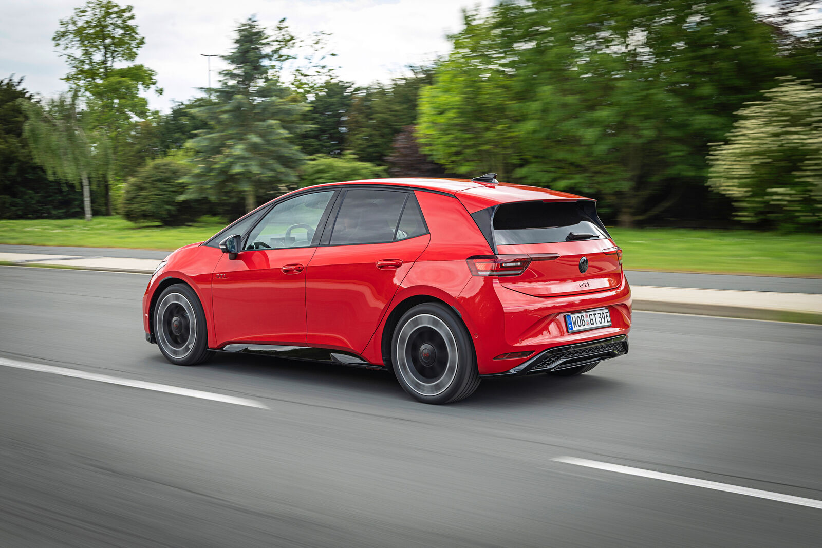 Elektrikli hot hatch modelinin arka çeyrek görünümü