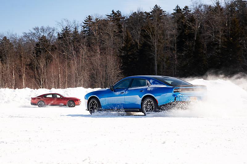 Dodge Charger'ın karlı zeminde yanal kayarken çekilmiş görüntüsü