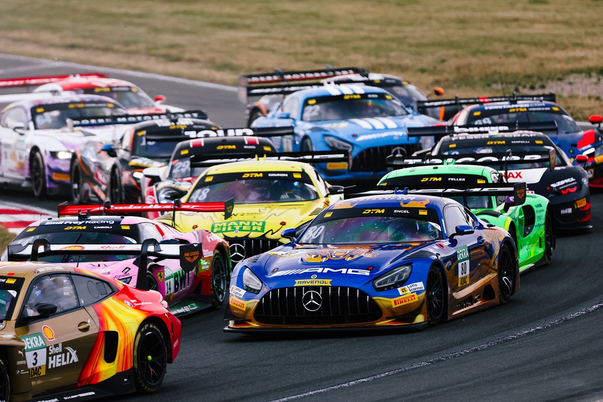 Maro Engel'in 80 numaralı Mercedes-AMG GT3 otomobili sıkışık GT3 grubunun önünde virajdan çıkarken