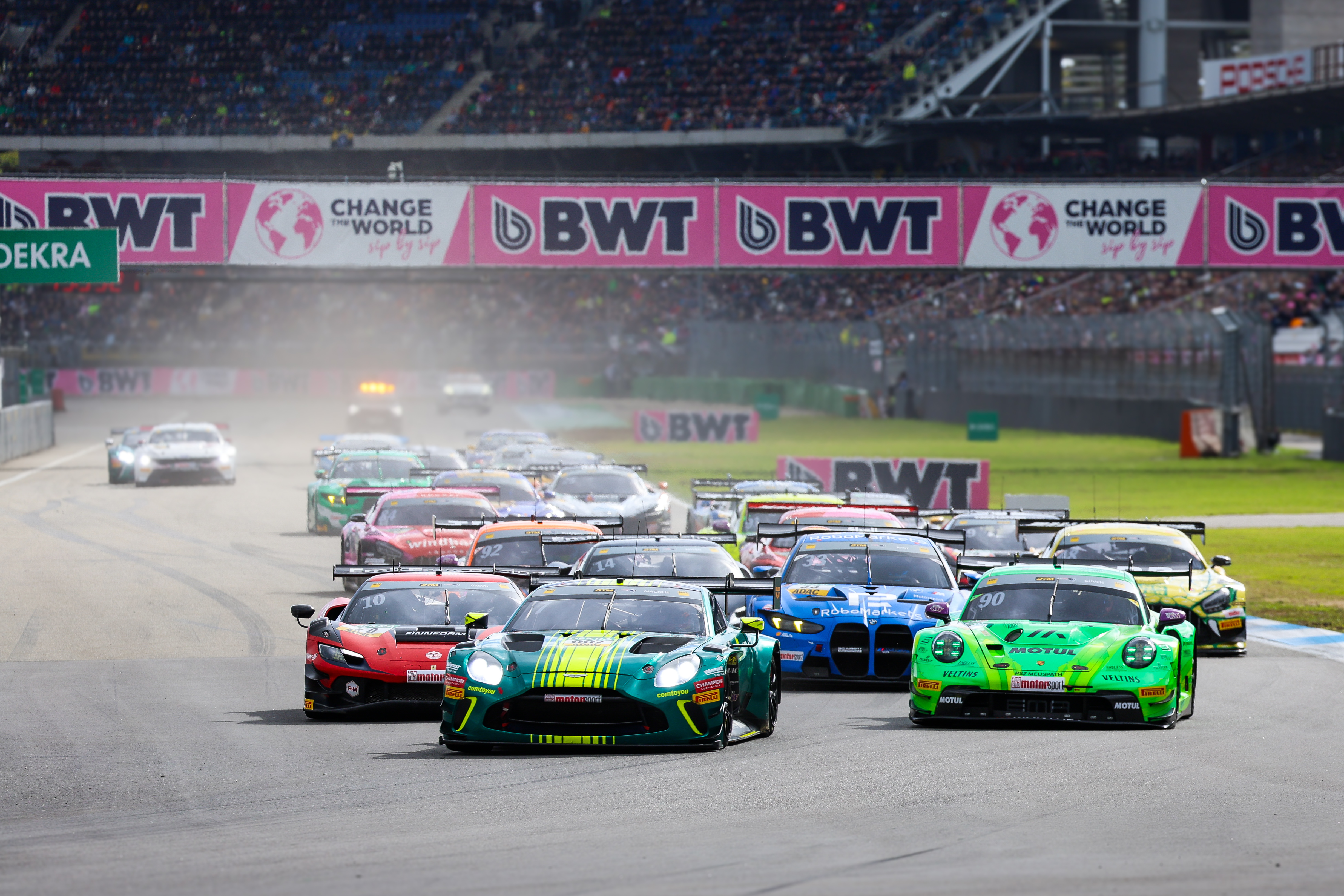 DTM Hockenheim ana düzlüğünde start alan GT3 otomobilleri, önde yeşil Aston Martin Vantage GT3 ile Porsche 911 GT3 R
