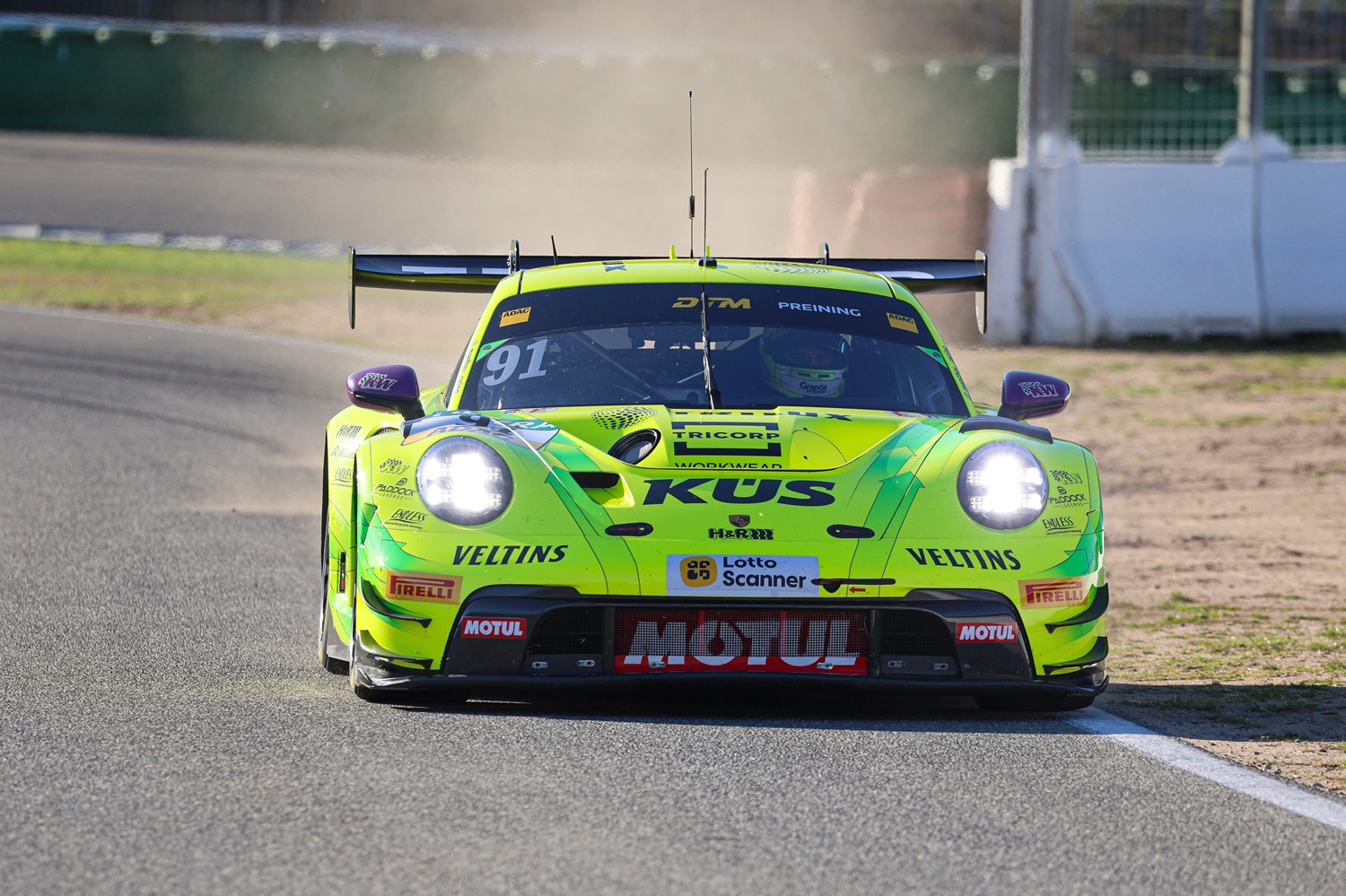 DTM Hockenheim finaline lider giren Thomas Preining'in 91 numaralı Manthey Racing Porsche 911 GT3 R pistte önden görünüyor