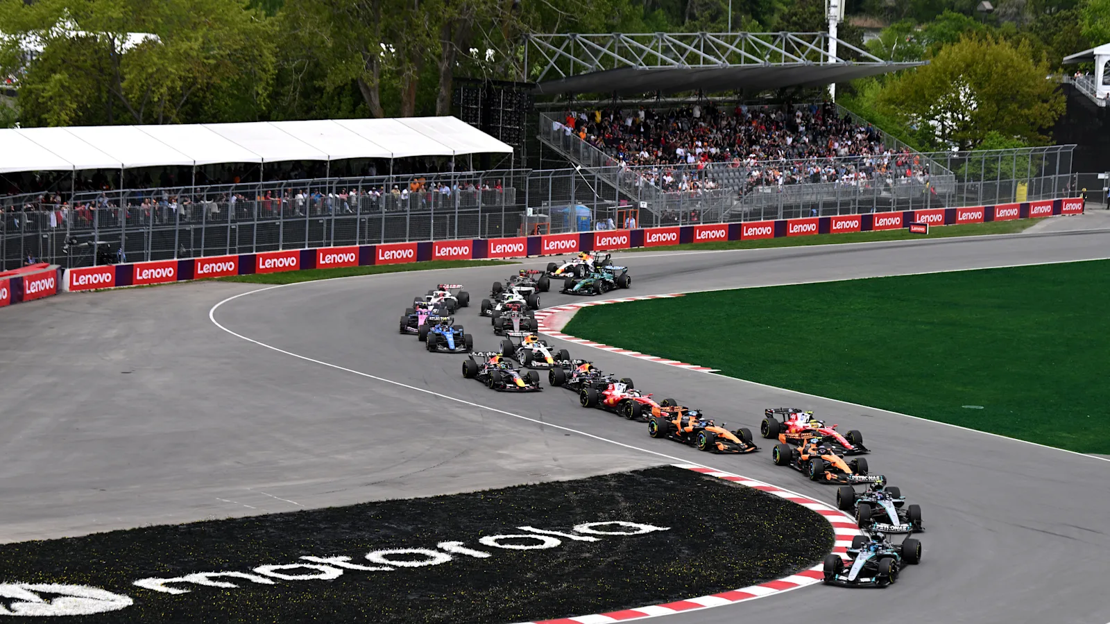 Bir Formula 1 hafta sonunda pistte tur atan tek koltuklu