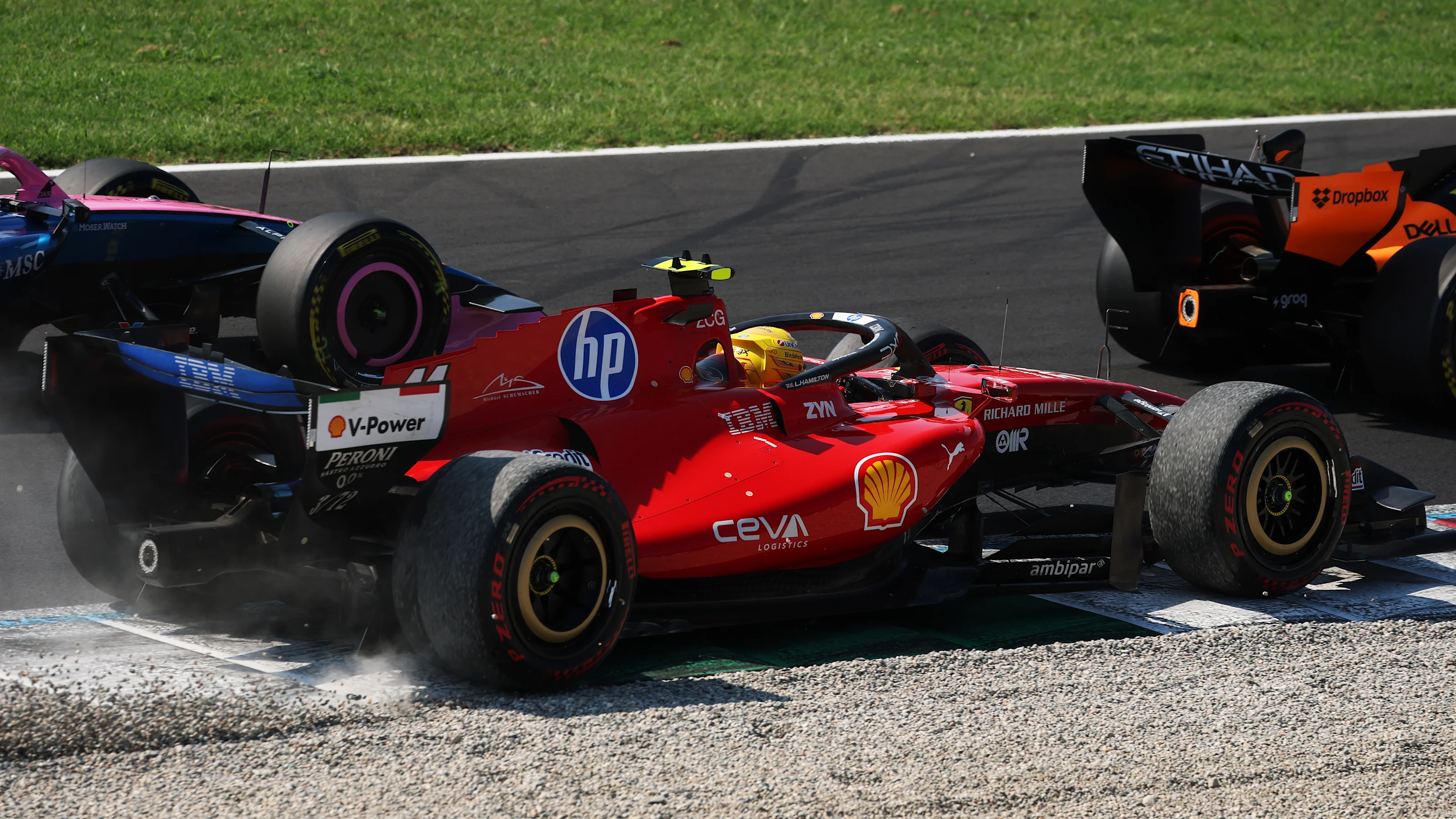 Lewis Hamilton'ın Monza'da ilk şikanda pist dışına çıktığı an