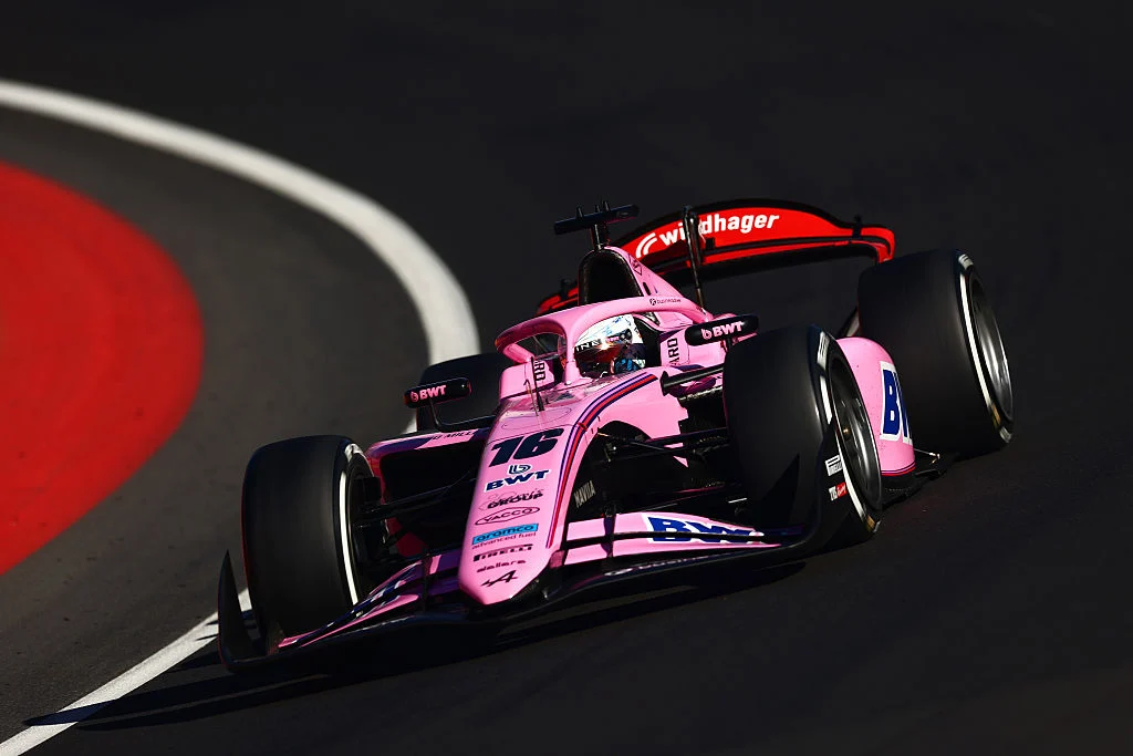 Formula 2 tek koltuklusunun viraj çıkışındaki görüntüsü