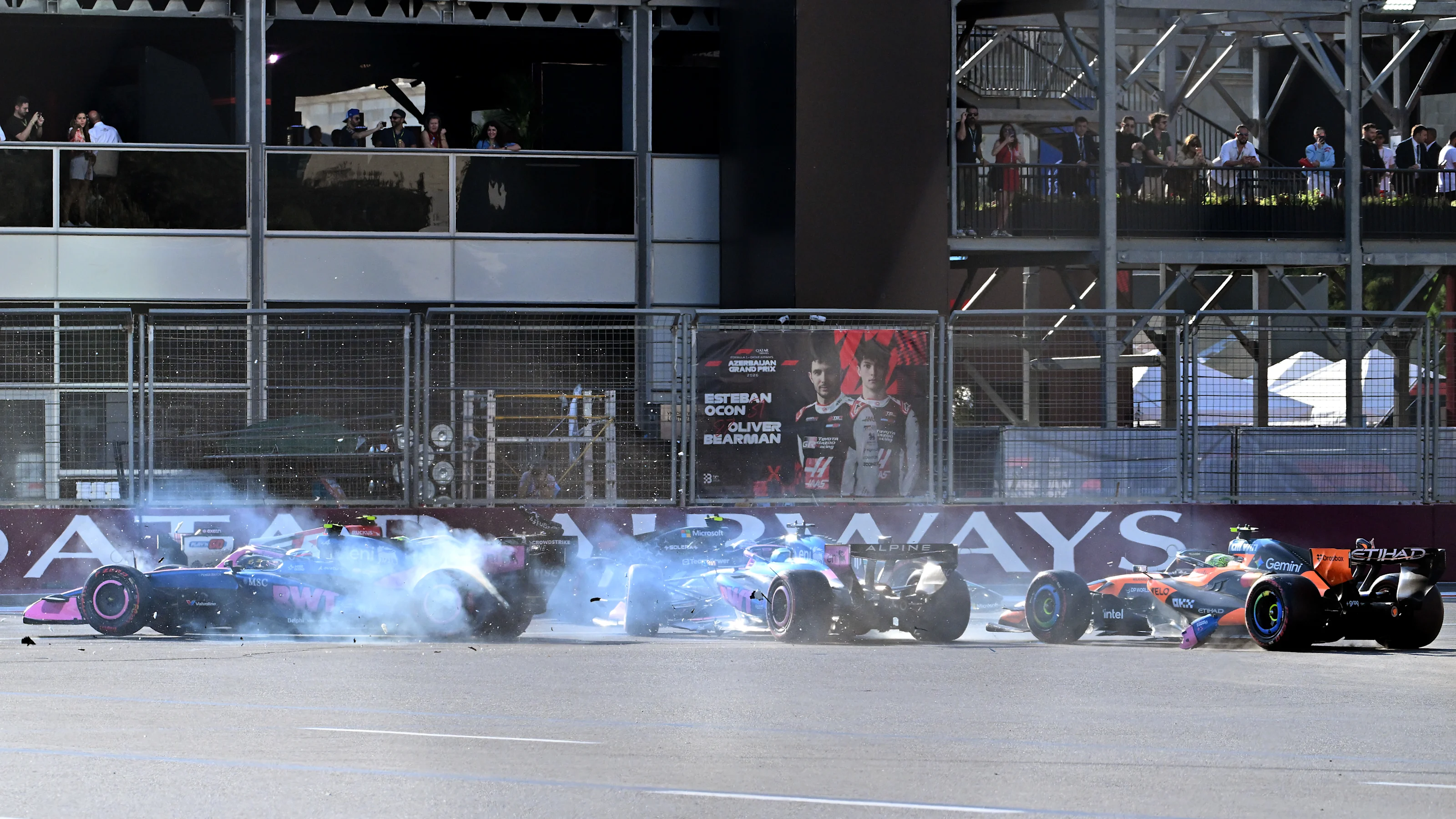 Bakü'de yeniden start sonrası Colapinto, Gasly ve Norris'in karıştığı temas