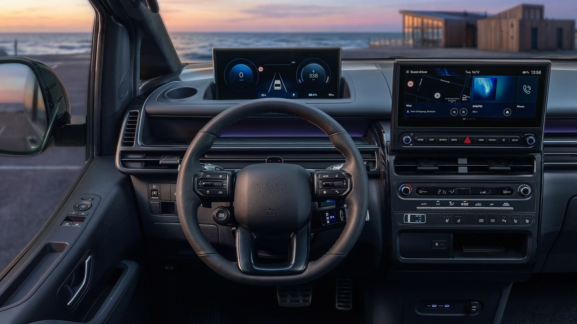 Hyundai Staria Electric iç mekanında çift ekranlı gösterge paneli düzeni