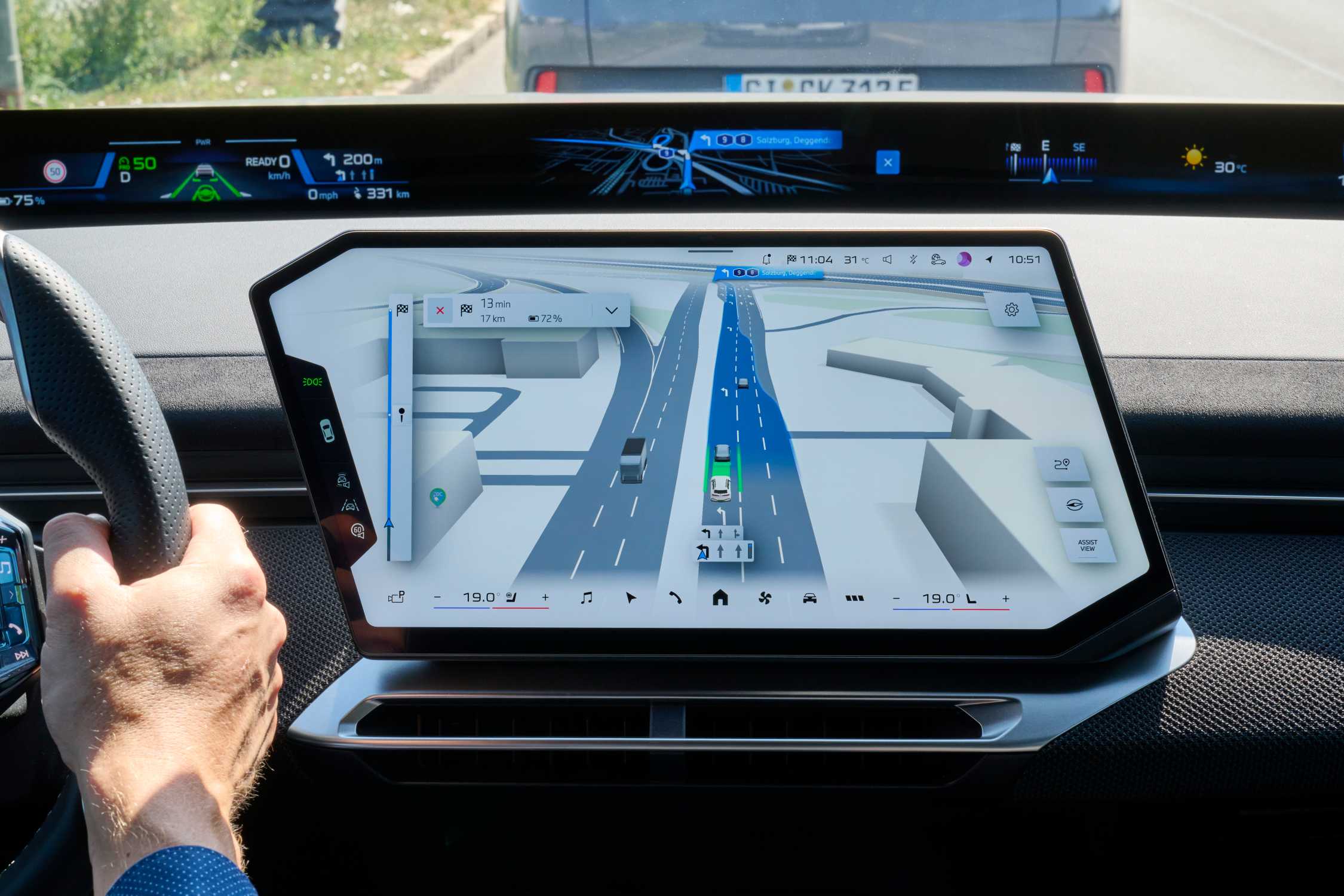 BMW Maps merkez ekranında şeritleri üç boyutlu gösteren navigasyon sahnesinin yakın planı