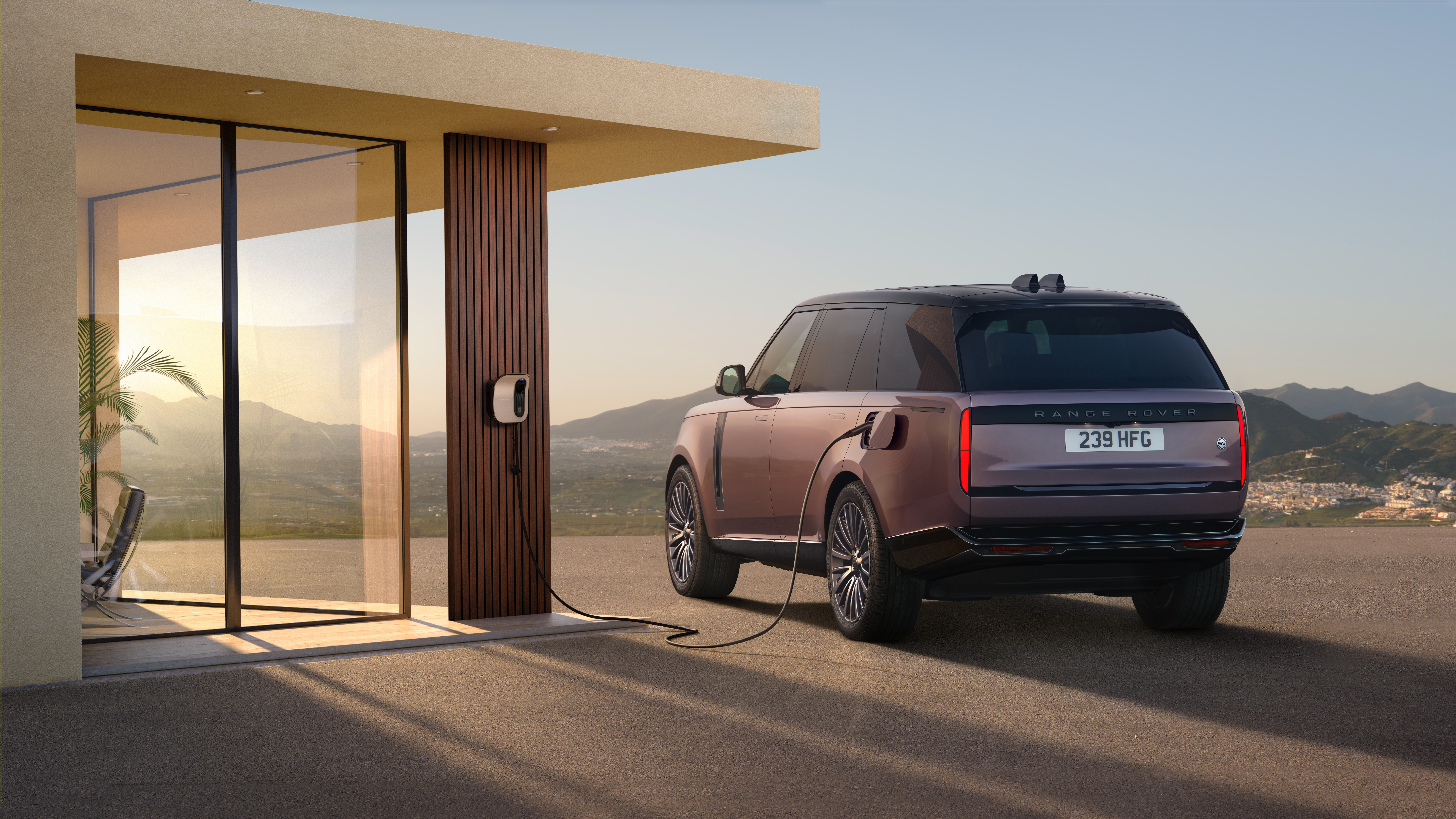 Range Rover Electric hızlı şarj istasyonuna bağlı halde