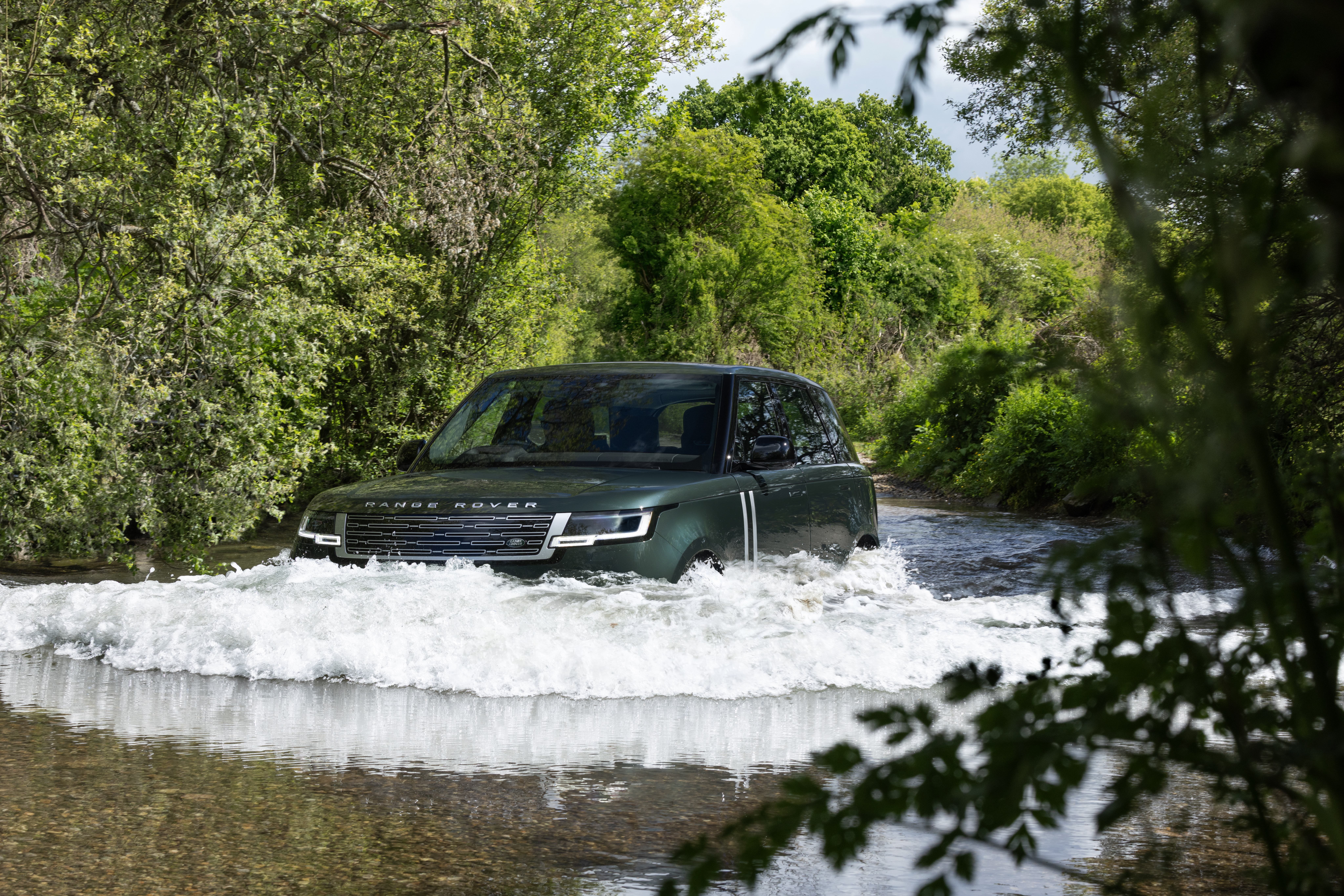 Range Rover Electric 900 milimetre su geçme testinde