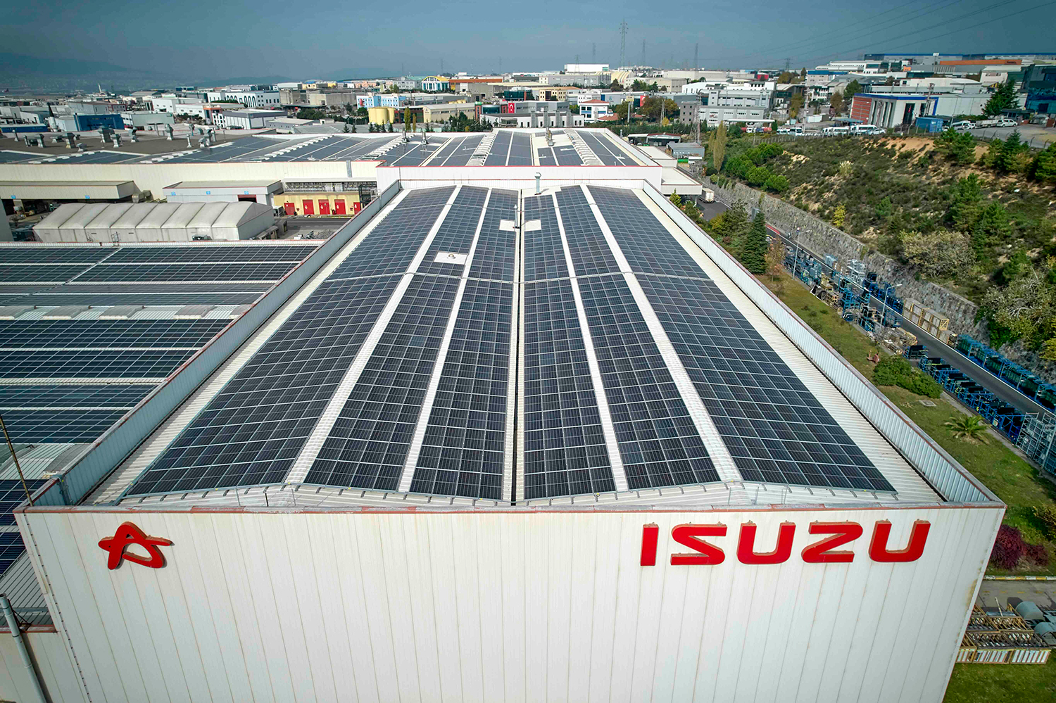 Kocaeli'deki üretim tesisinin çatı güneş enerjisi santraliyle havadan görünümü